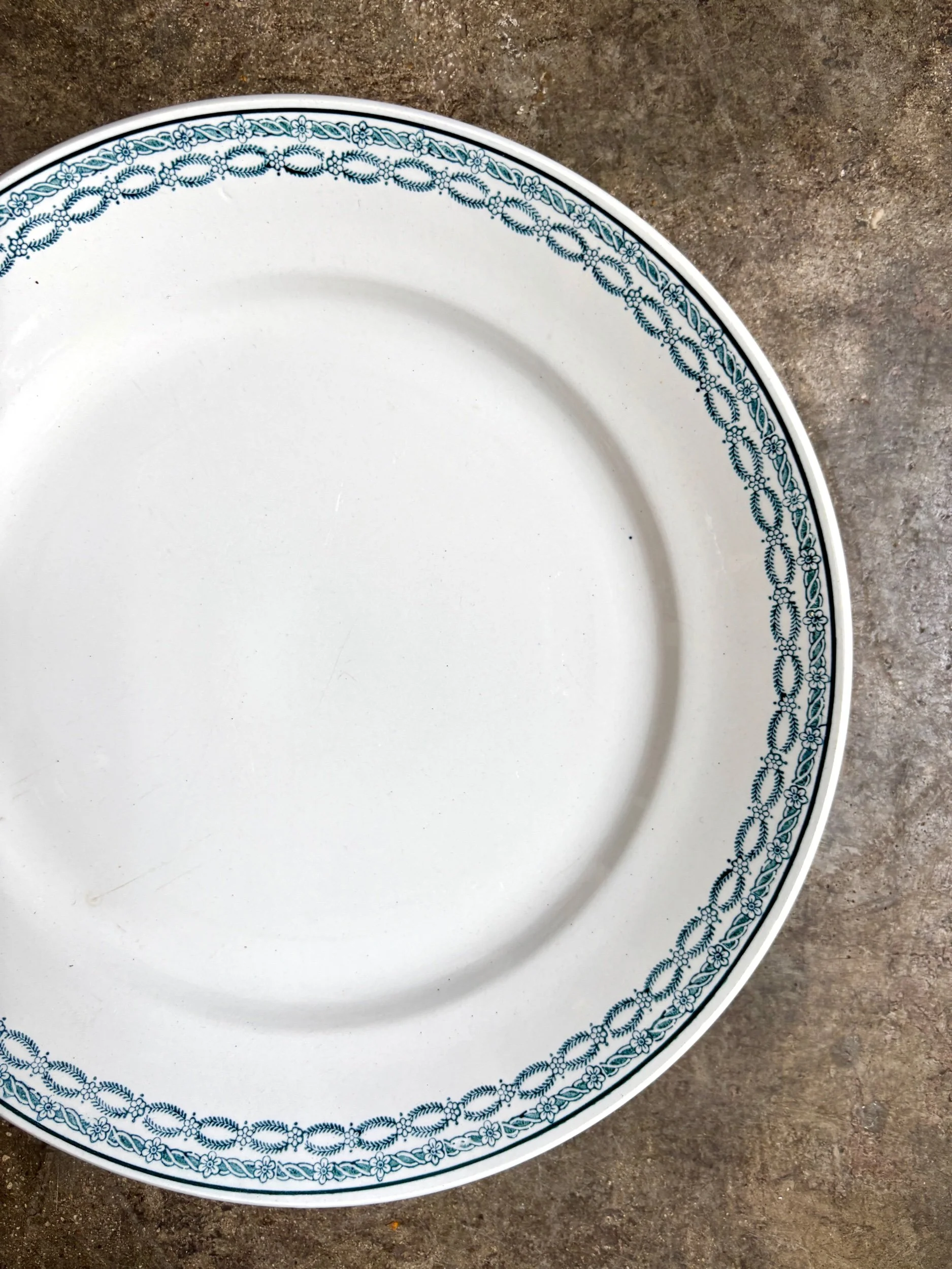moyen-plat-rond-terre-de-fer-blanc-bleu-st-amand-vaisselle-vintage-axs-design-paris-france