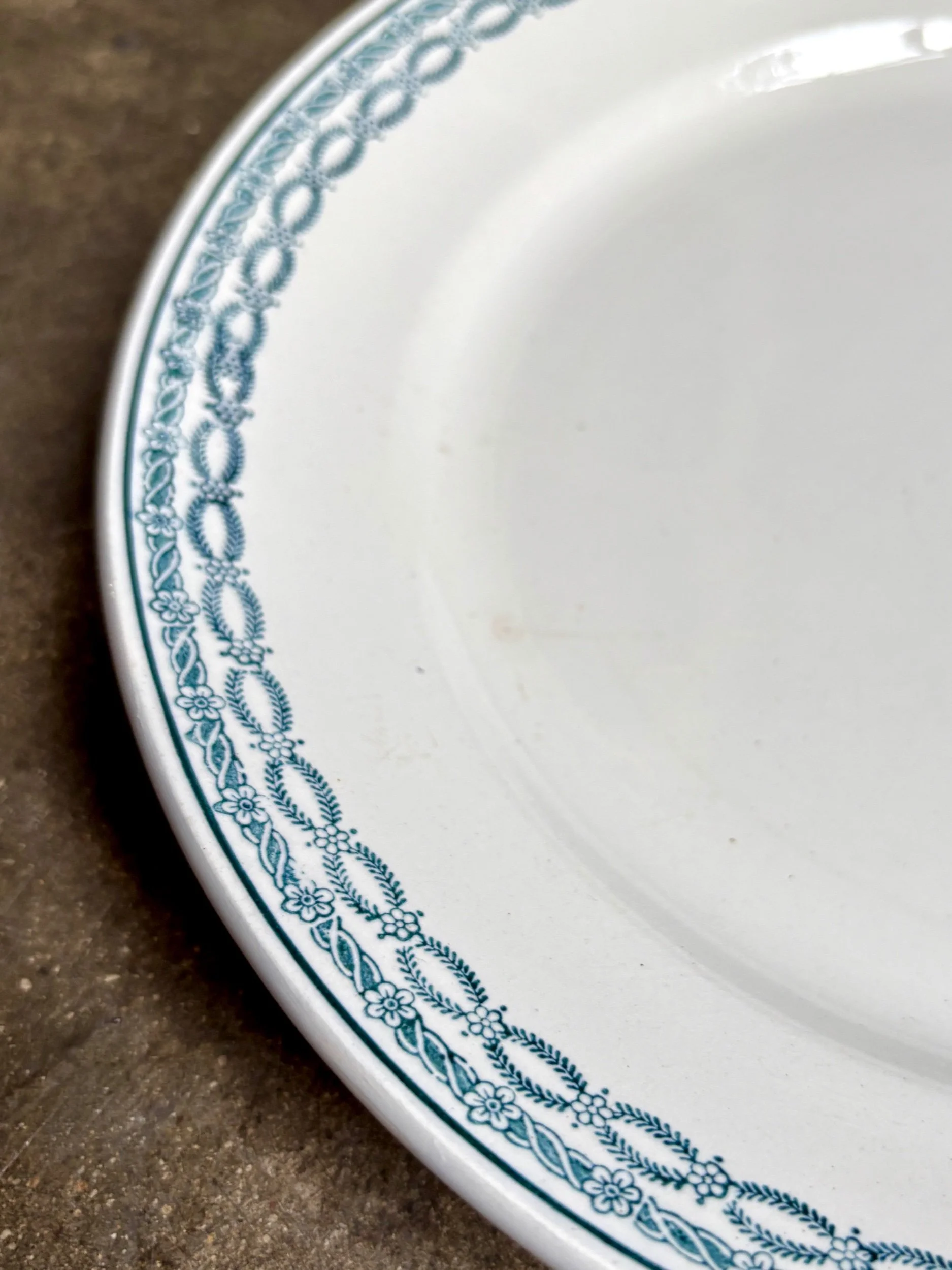 moyen-plat-rond-terre-de-fer-blanc-bleu-st-amand-vaisselle-vintage-axs-design-paris-france