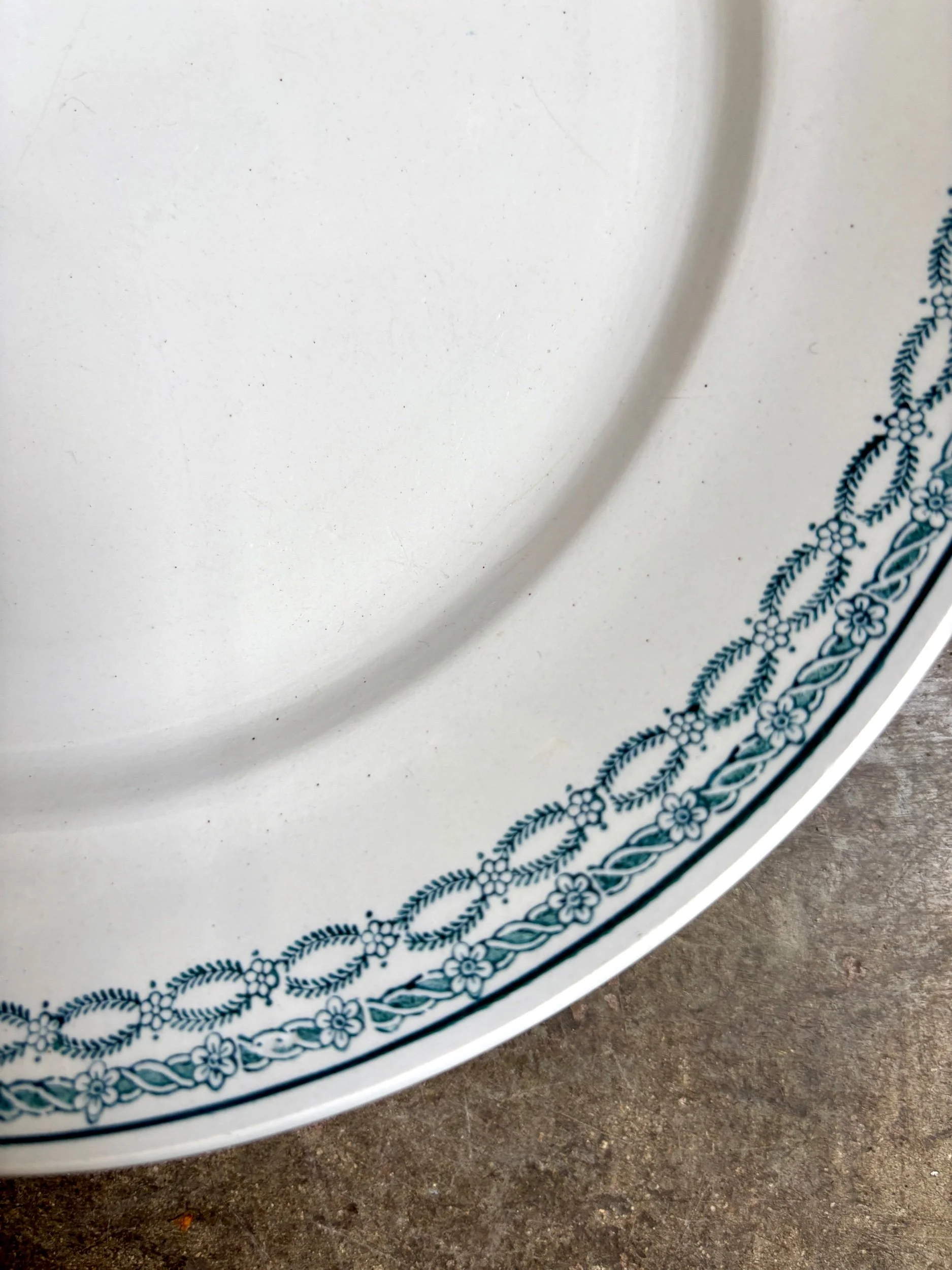 moyen-plat-rond-terre-de-fer-blanc-bleu-st-amand-vaisselle-vintage-axs-design-paris-france