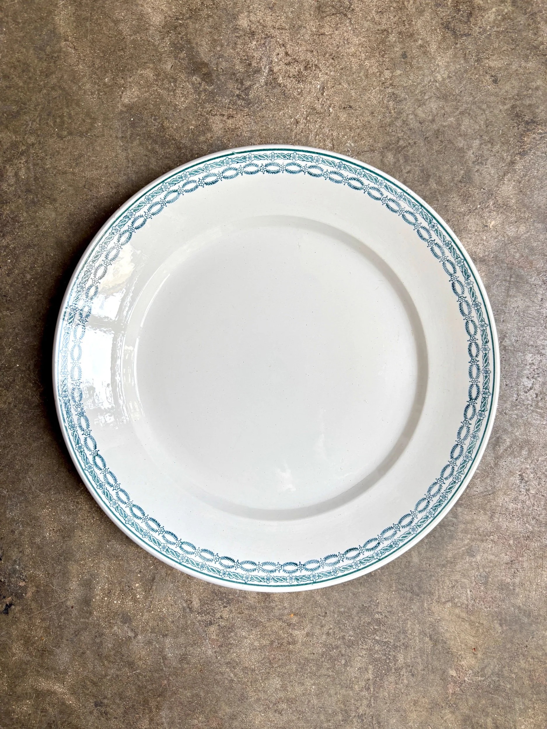 grand-plat-rond-terre-de-fer-blanc-bleu-st-amand-vaisselle-vintage-axs-design-paris-france
