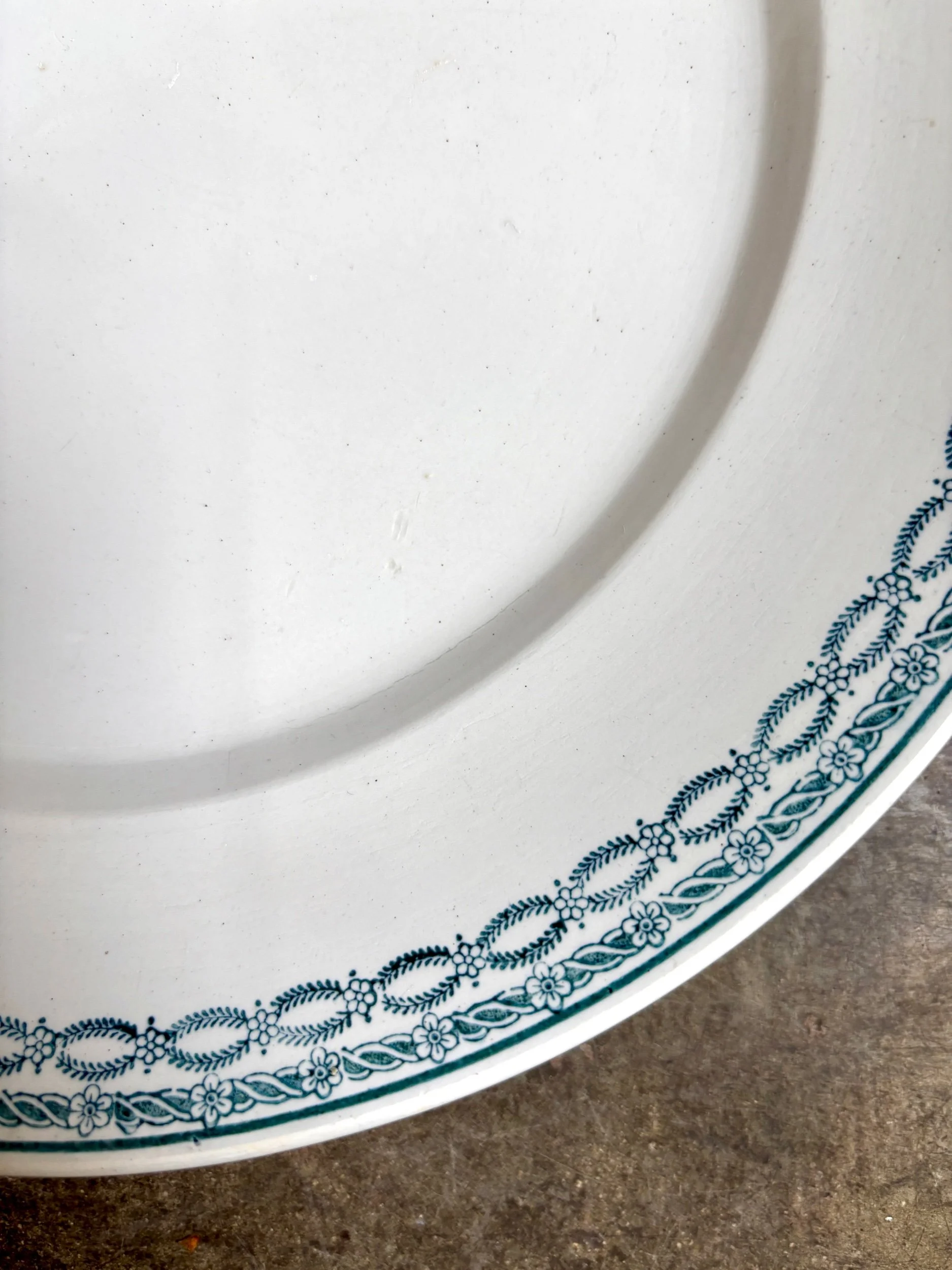 grand-plat-rond-terre-de-fer-blanc-bleu-st-amand-vaisselle-vintage-axs-design-paris-france