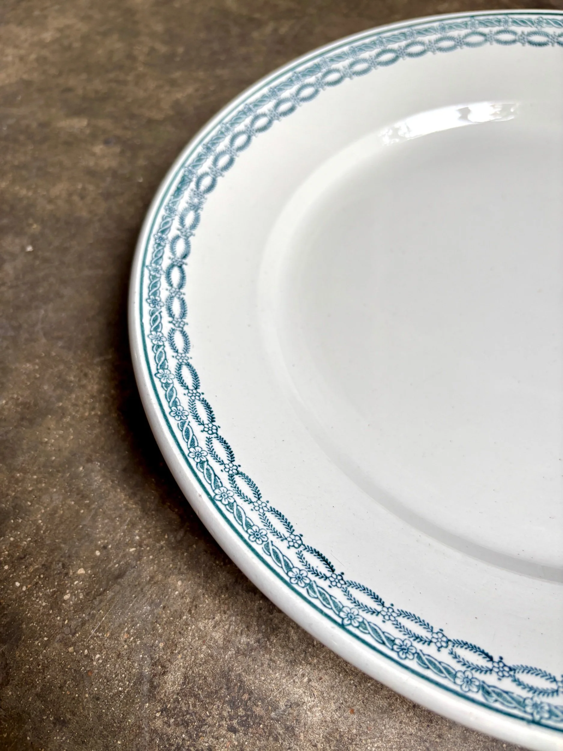 grand-plat-rond-terre-de-fer-blanc-bleu-st-amand-vaisselle-vintage-axs-design-paris-france