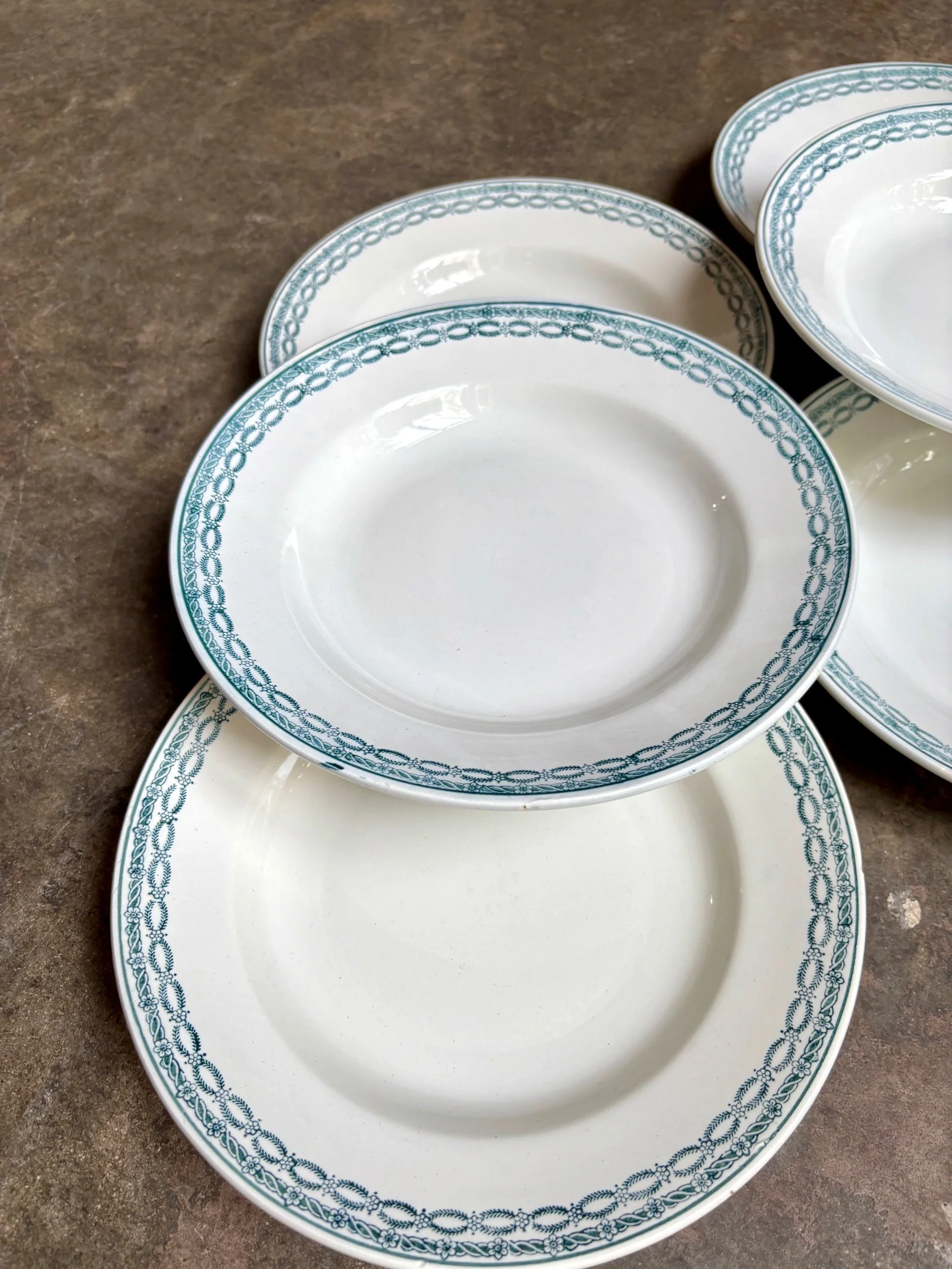 6-assiettes-creuses-terre-de-fer-blanc-bleu-st-amand-vaisselle-vintage-axs-design-paris-france