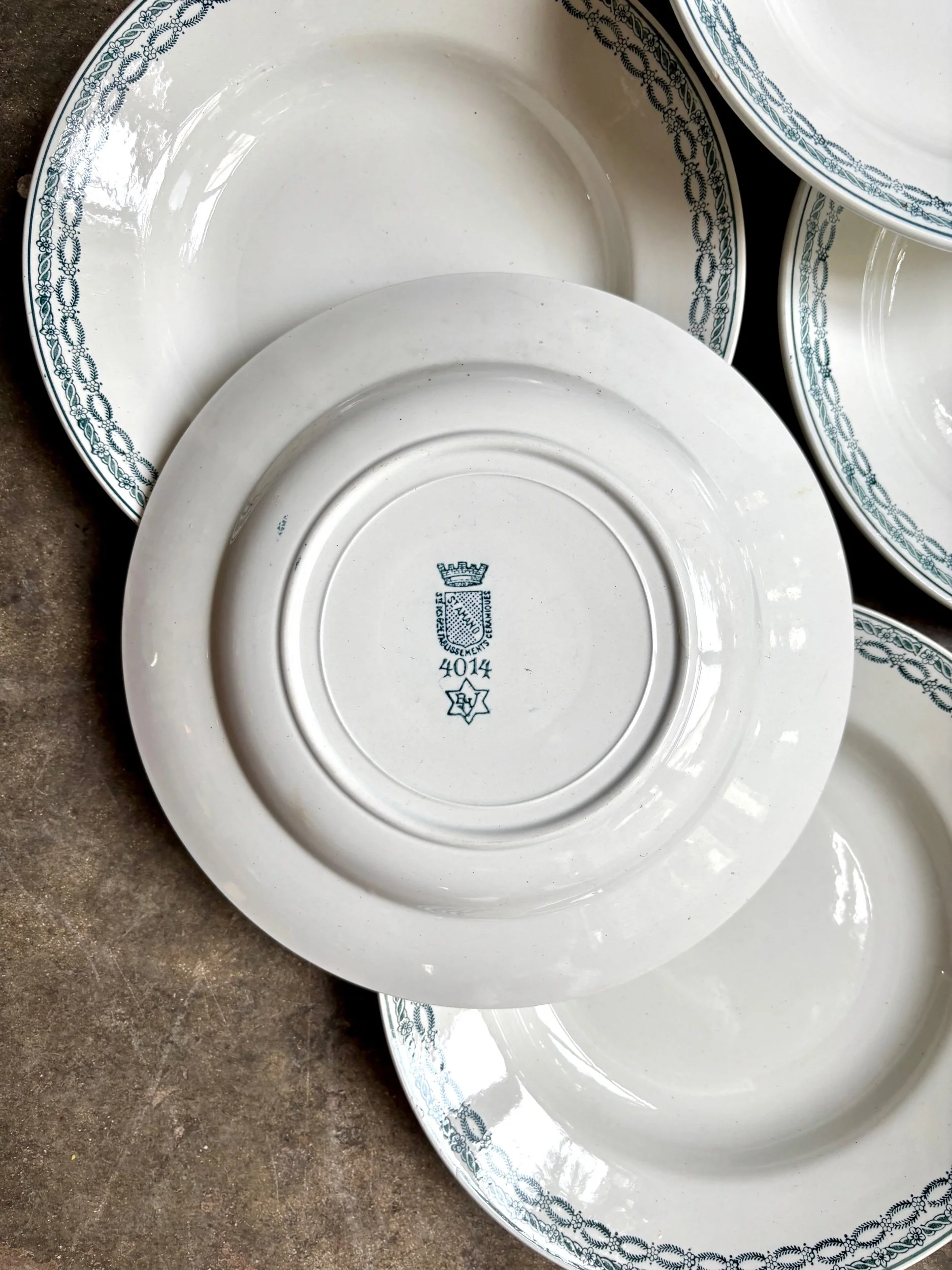 6-assiettes-creuses-terre-de-fer-blanc-bleu-st-amand-vaisselle-vintage-axs-design-paris-france