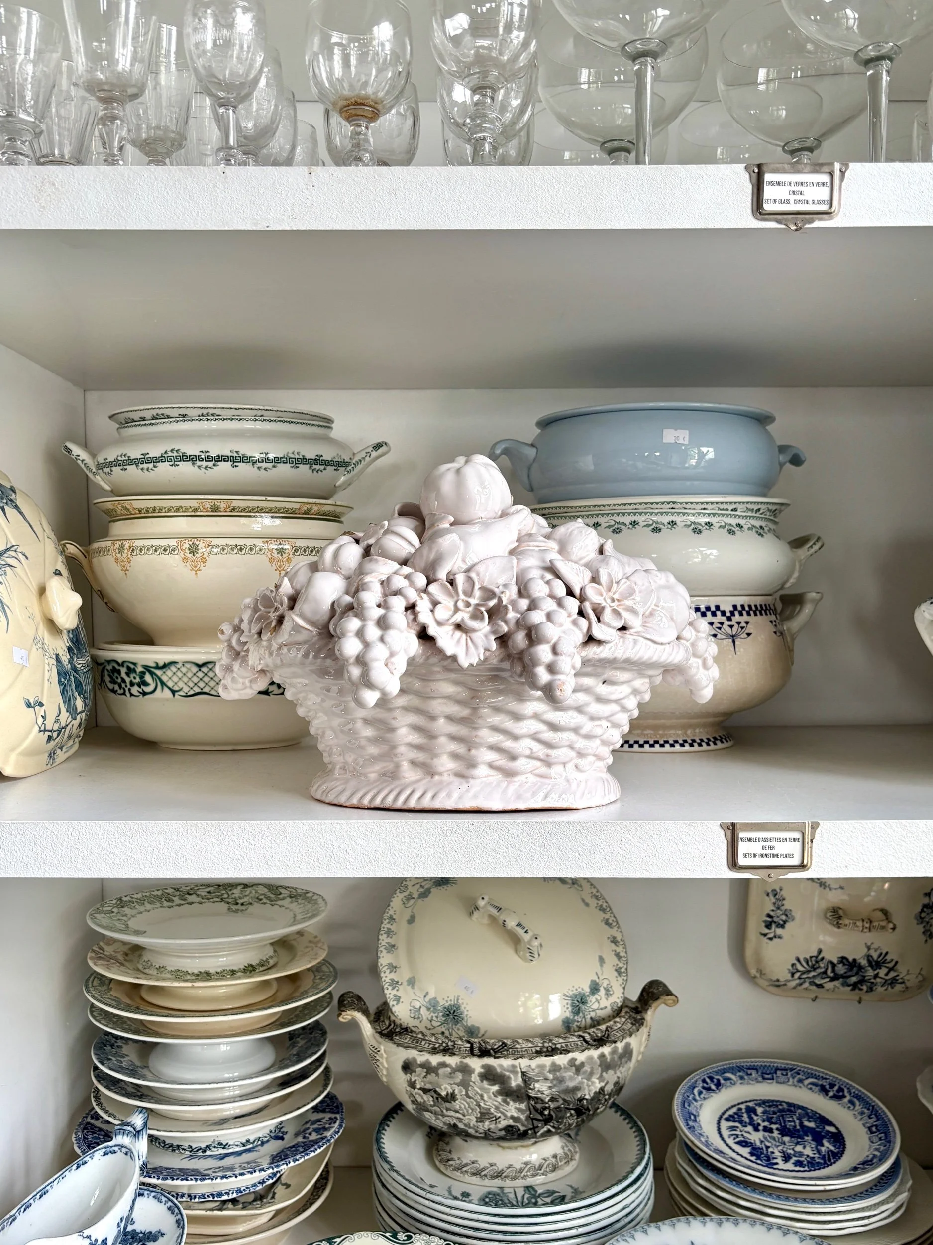 barbotine-corbeille-fruits-faience-blanc-malicorne-decoration-vintage-axs-design-paris-france