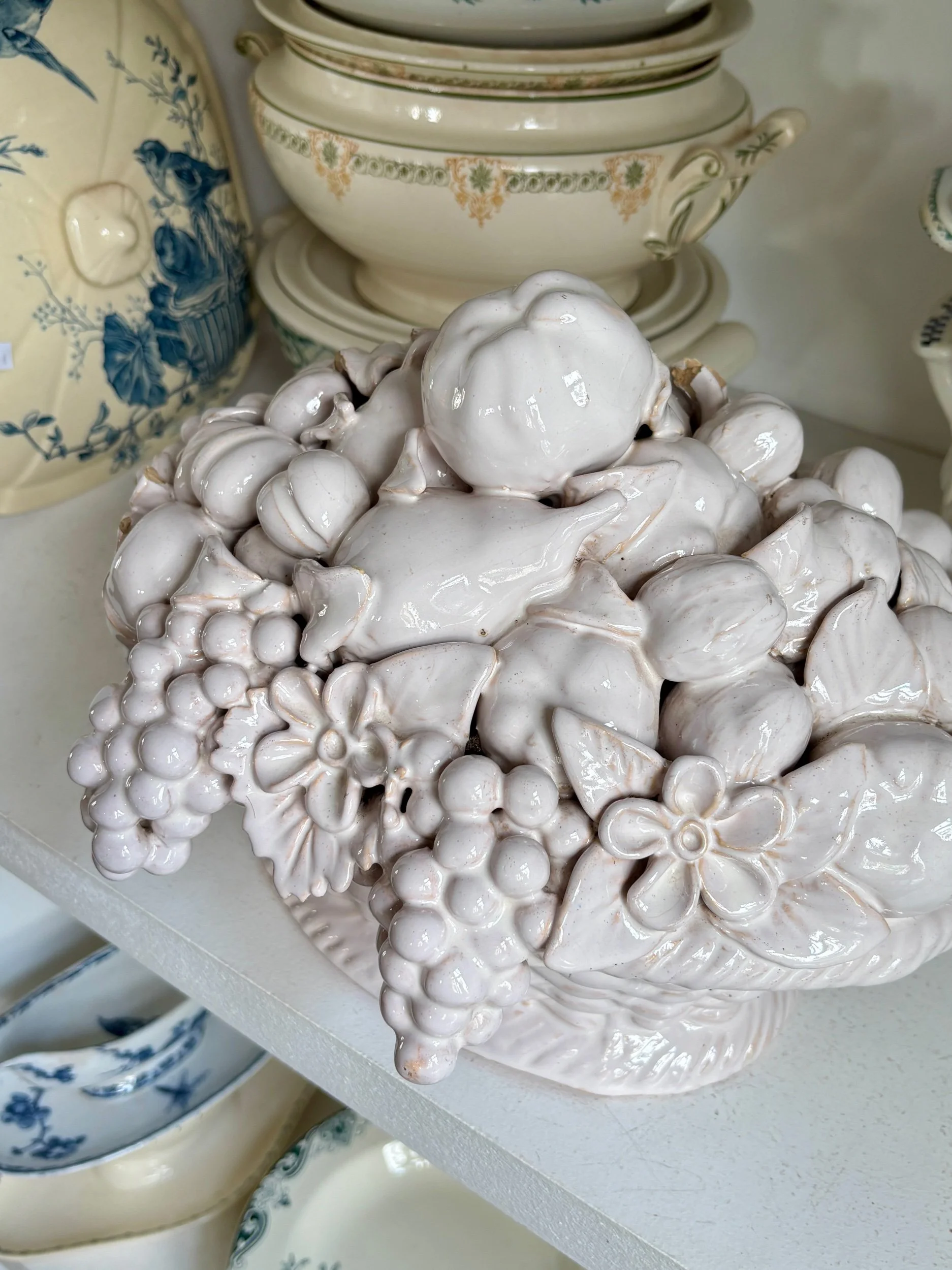barbotine-corbeille-fruits-faience-blanc-malicorne-decoration-vintage-axs-design-paris-france