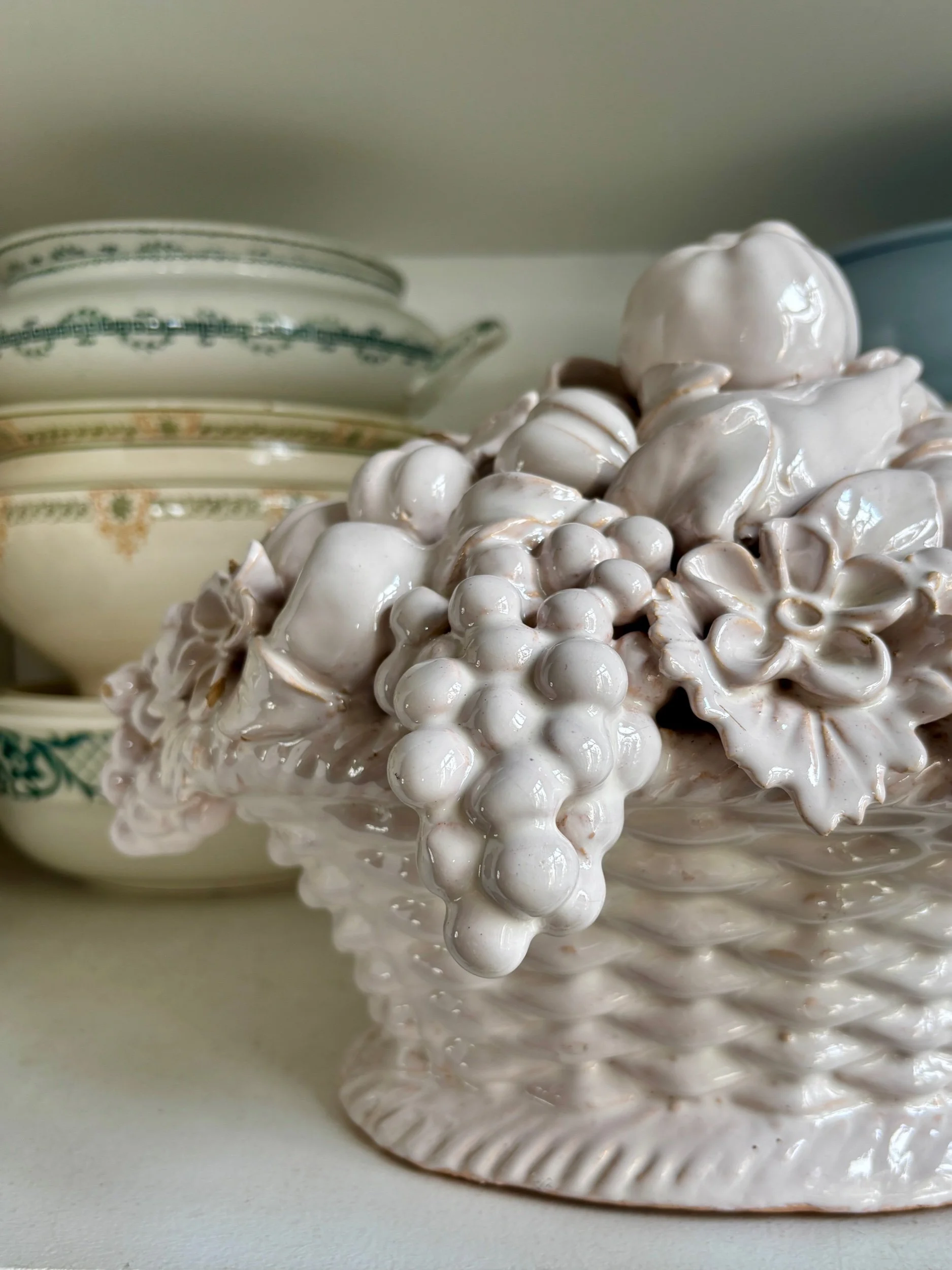 barbotine-corbeille-fruits-faience-blanc-malicorne-decoration-vintage-axs-design-paris-france