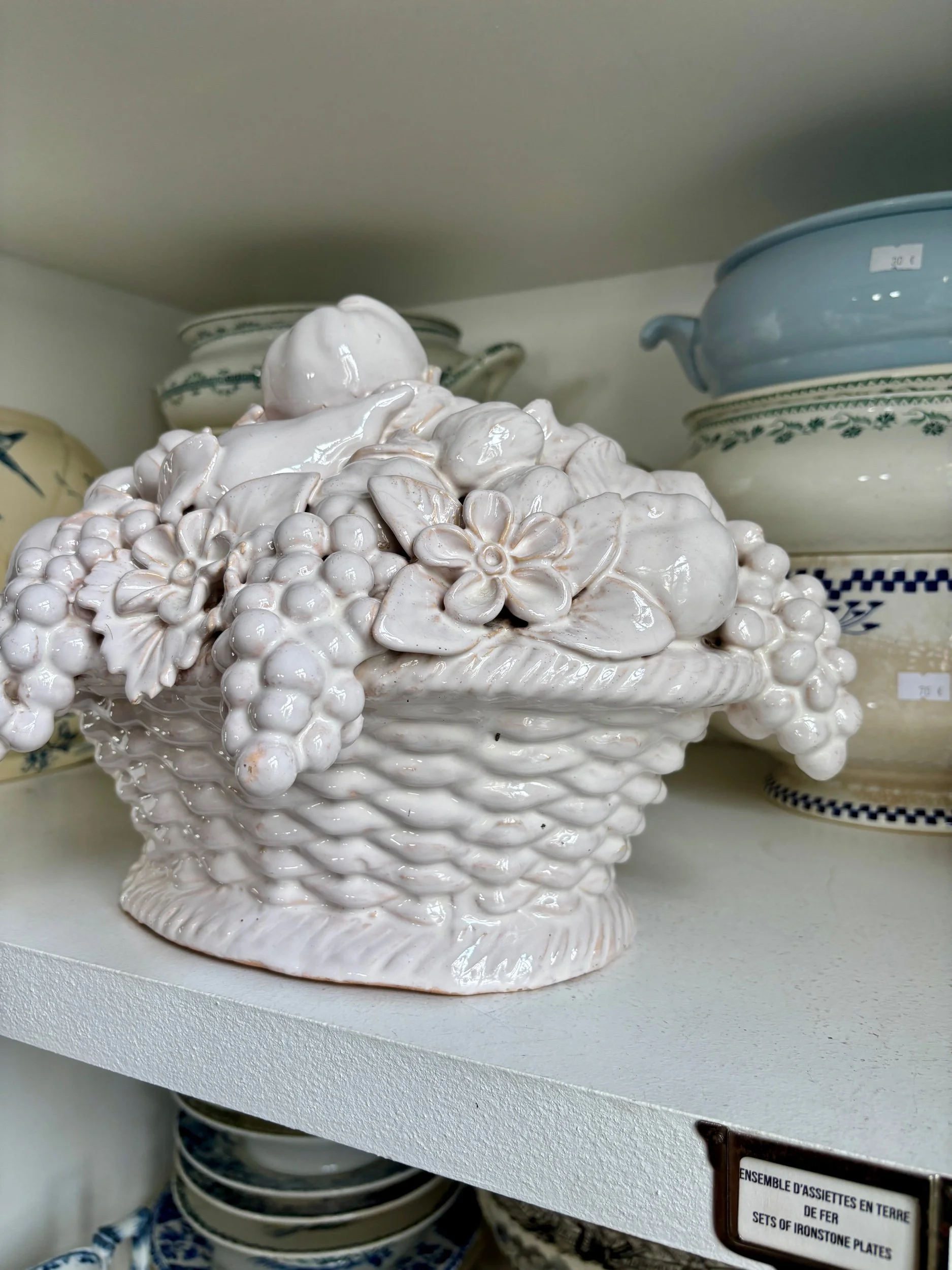 barbotine-corbeille-fruits-faience-blanc-malicorne-decoration-vintage-axs-design-paris-france
