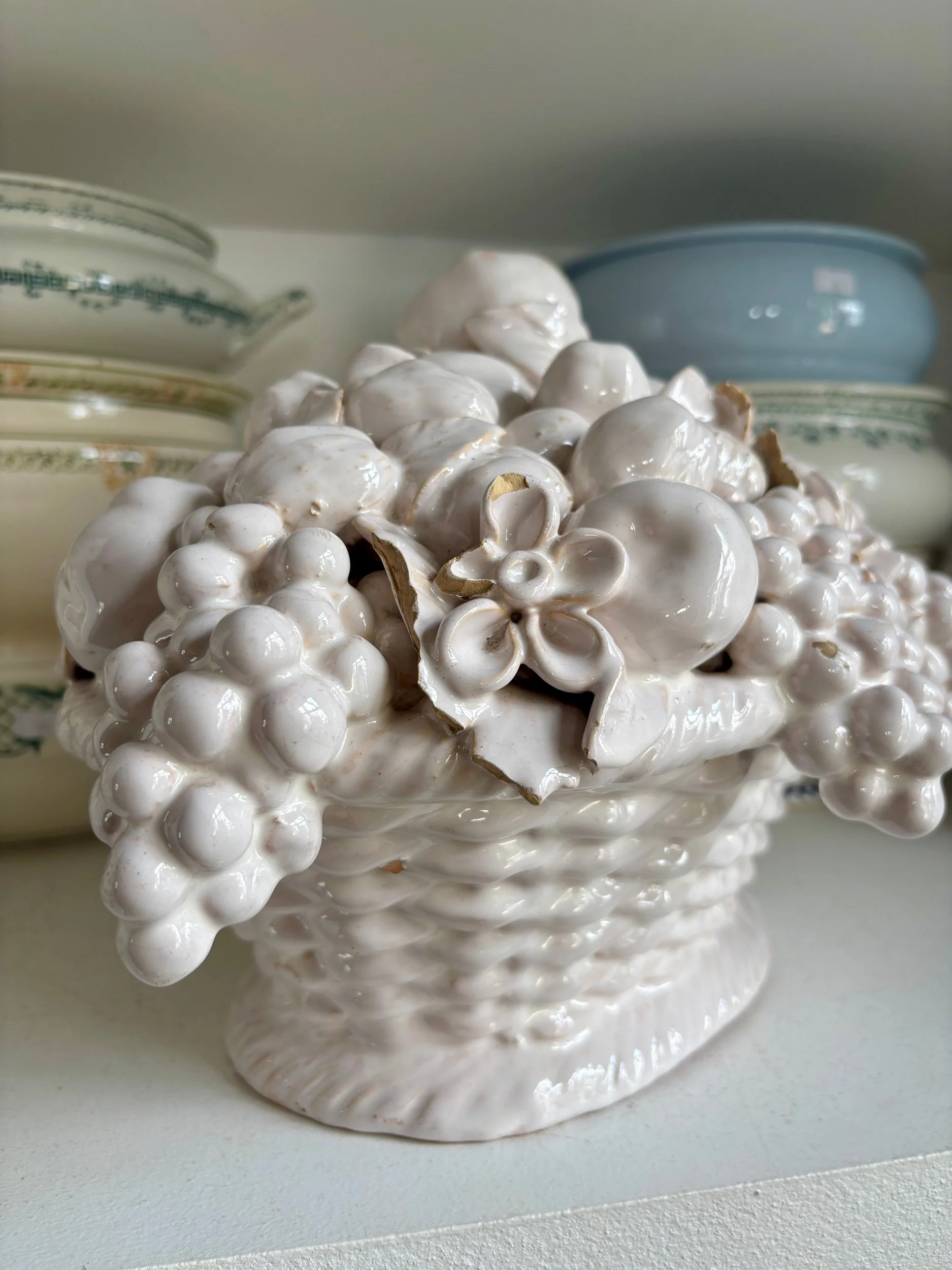 barbotine-corbeille-fruits-faience-blanc-malicorne-decoration-vintage-axs-design-paris-france