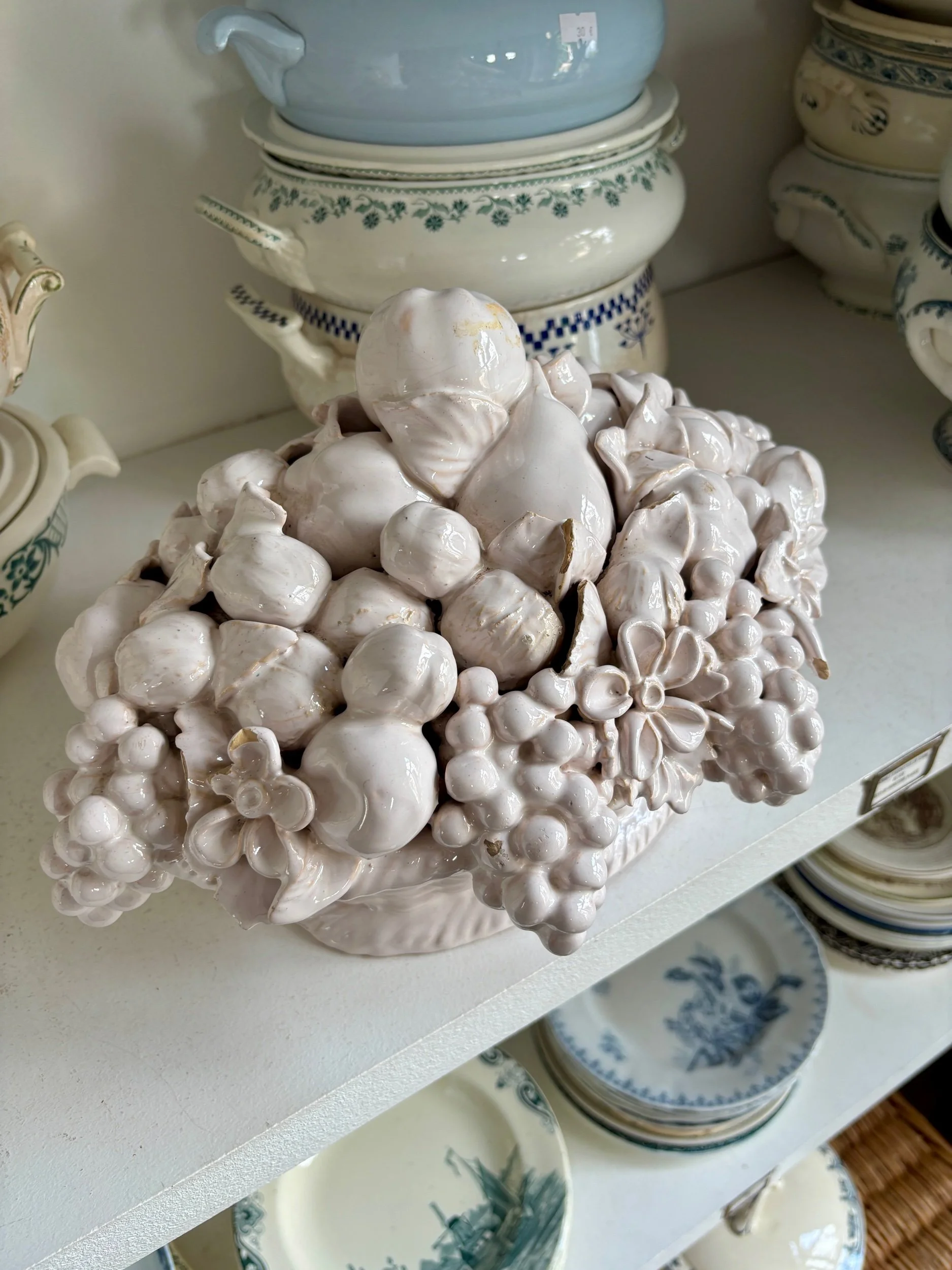 barbotine-corbeille-fruits-faience-blanc-malicorne-decoration-vintage-axs-design-paris-france