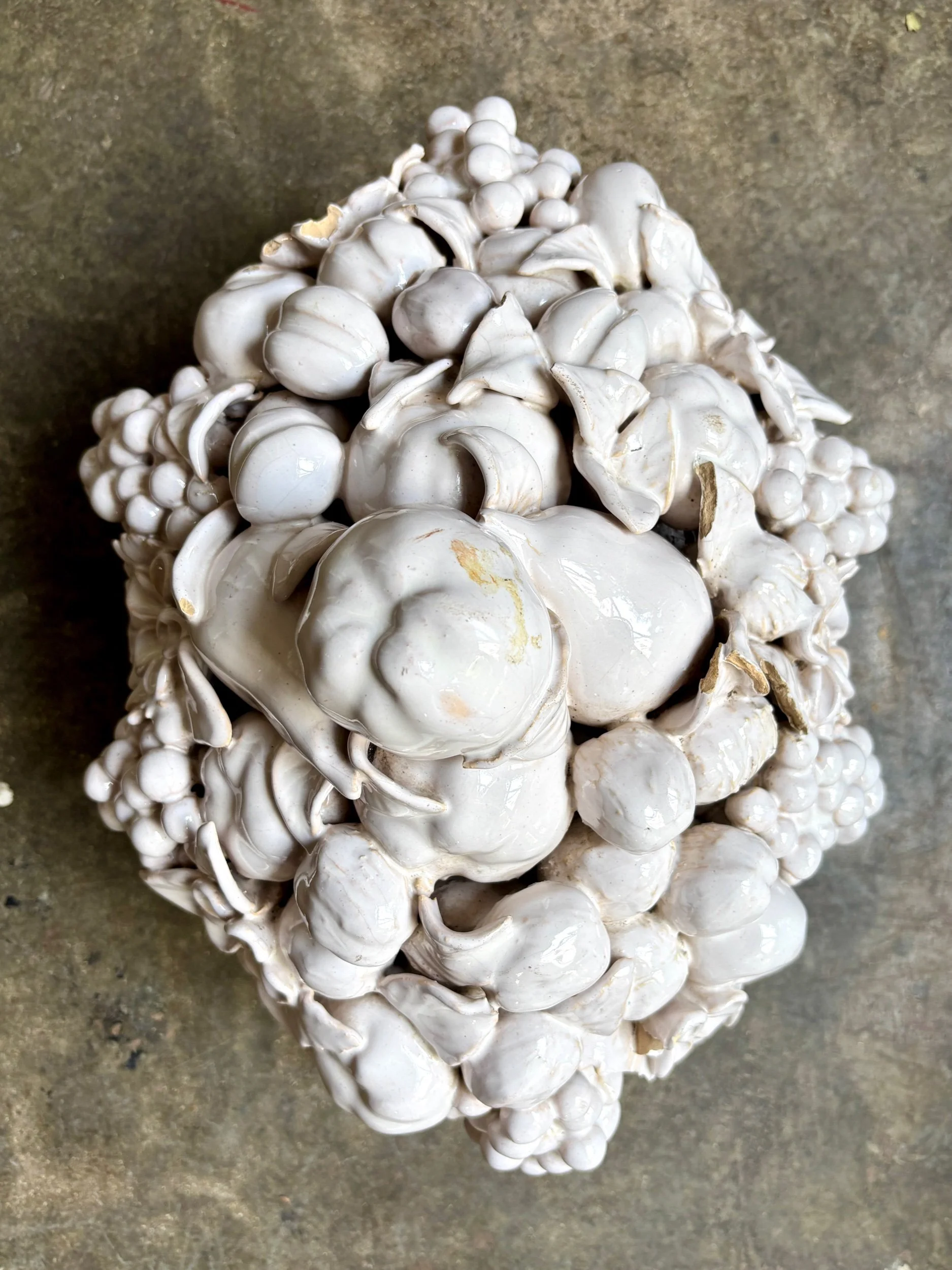 barbotine-corbeille-fruits-faience-blanc-malicorne-decoration-vintage-axs-design-paris-france