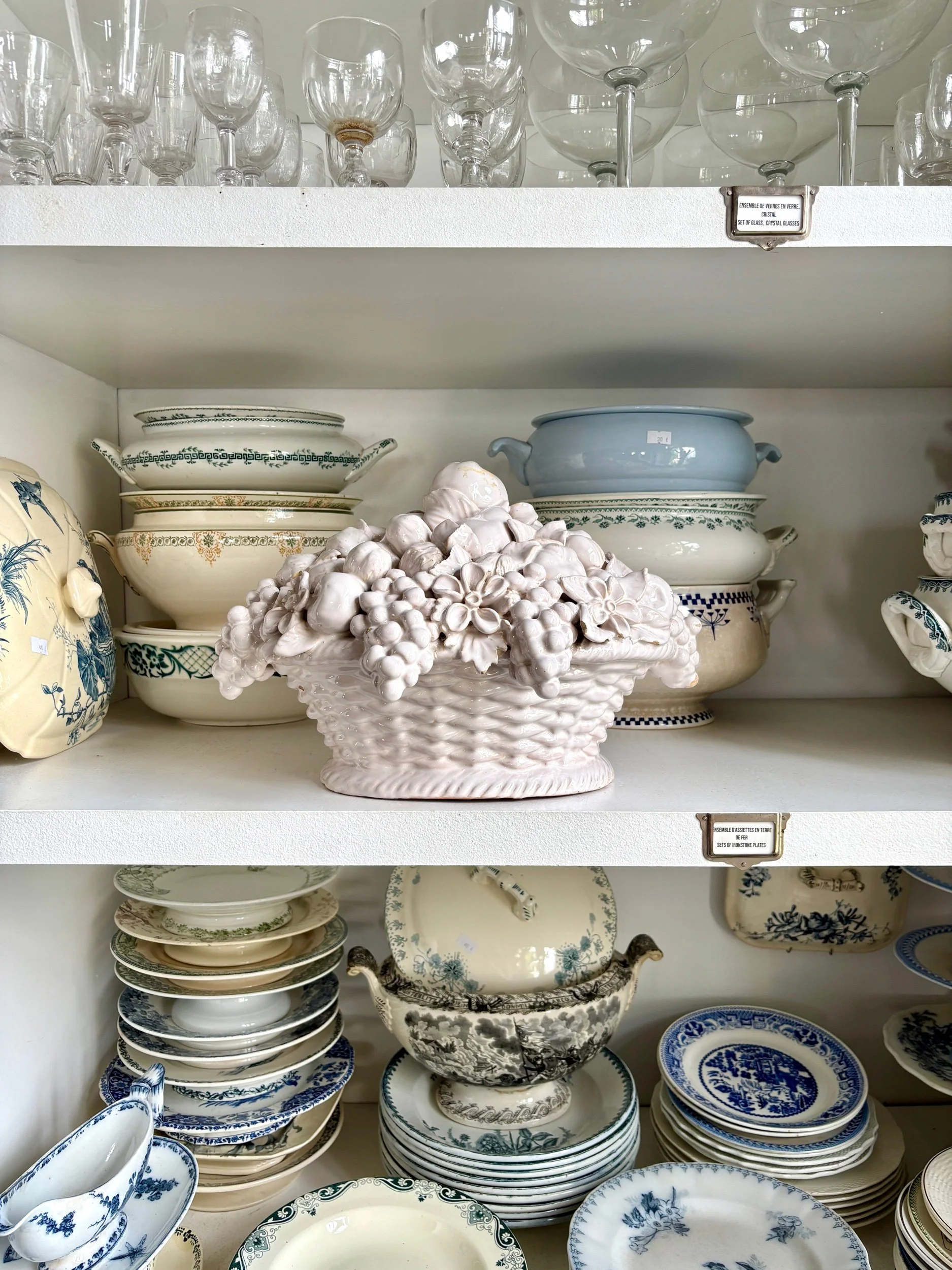 barbotine-corbeille-fruits-faience-blanc-malicorne-decoration-vintage-axs-design-paris-france