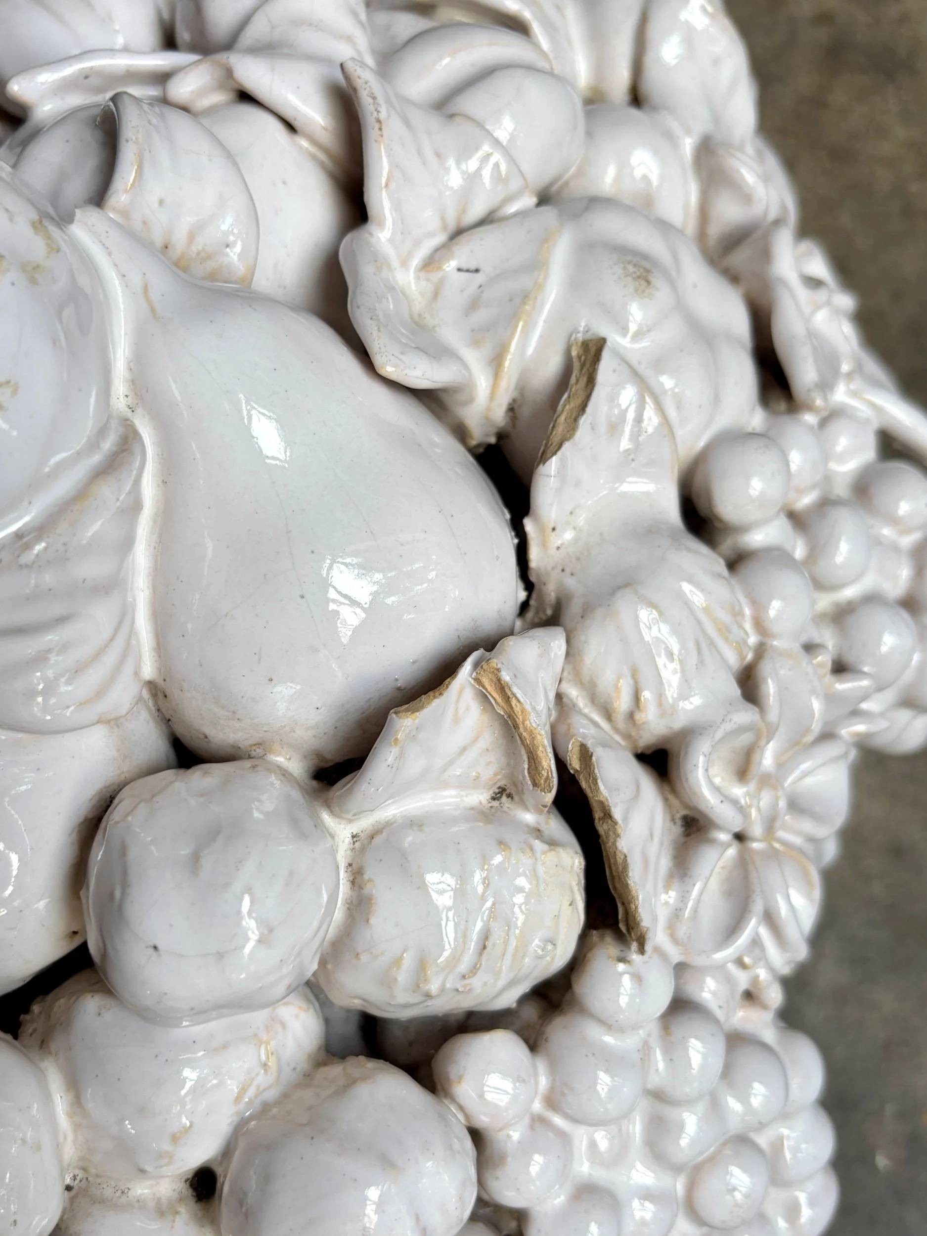 barbotine-corbeille-fruits-faience-blanc-malicorne-decoration-vintage-axs-design-paris-france
