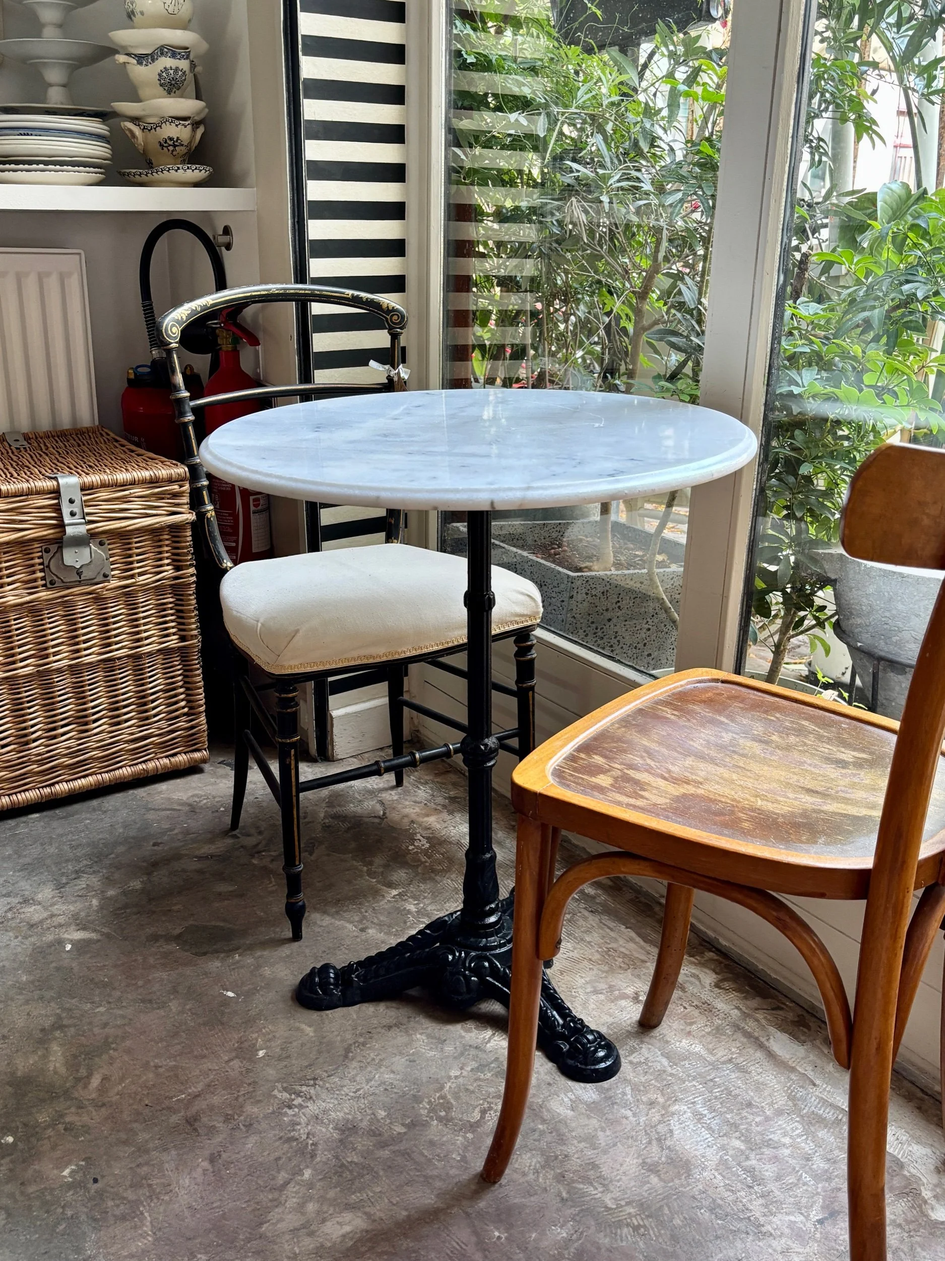 table-bistrot-marbre-blanc-fonte-fer-noir-meuble-vintage-axs-design-paris-france