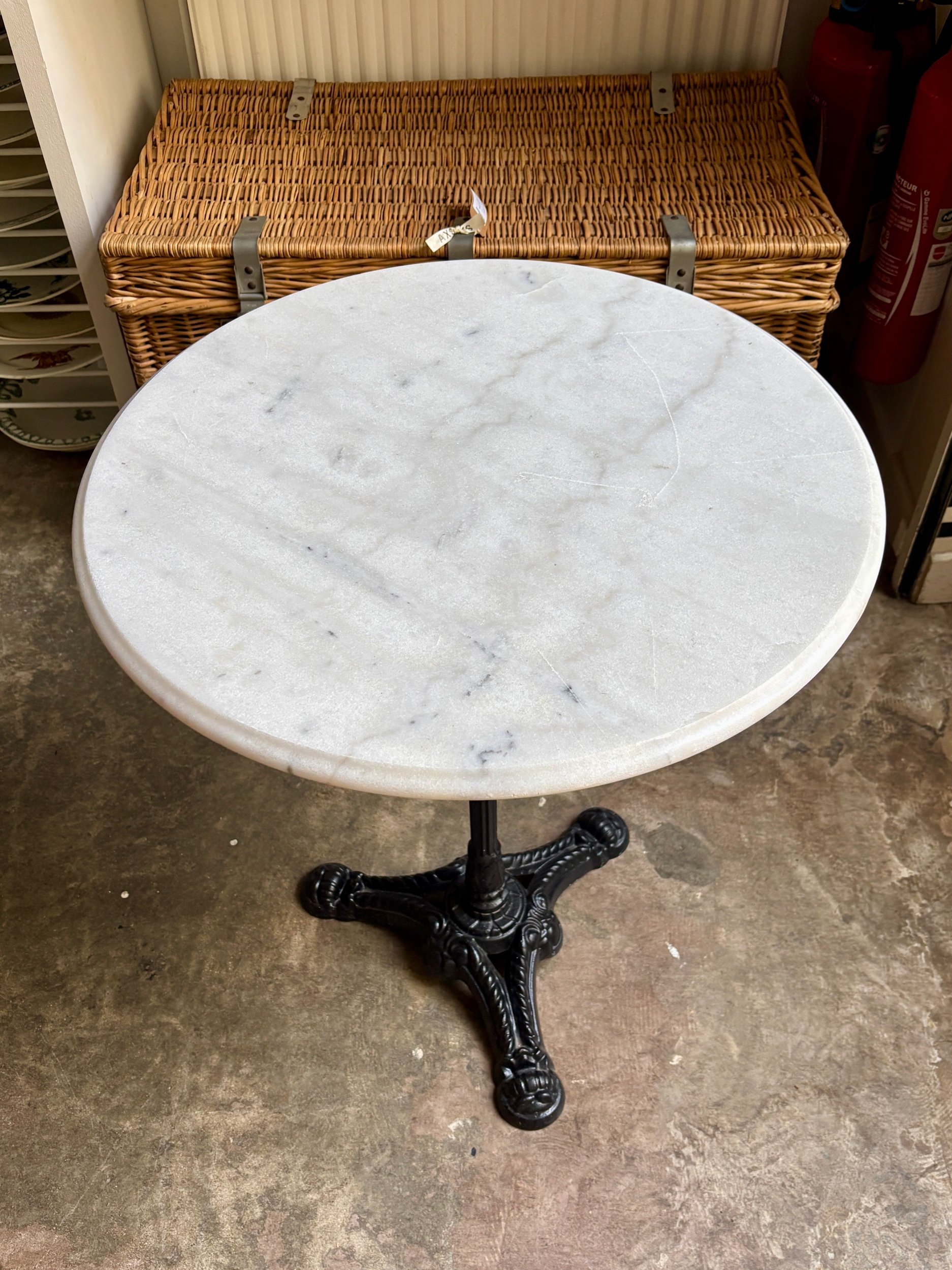 table-bistrot-marbre-blanc-fonte-fer-noir-meuble-vintage-axs-design-paris-france