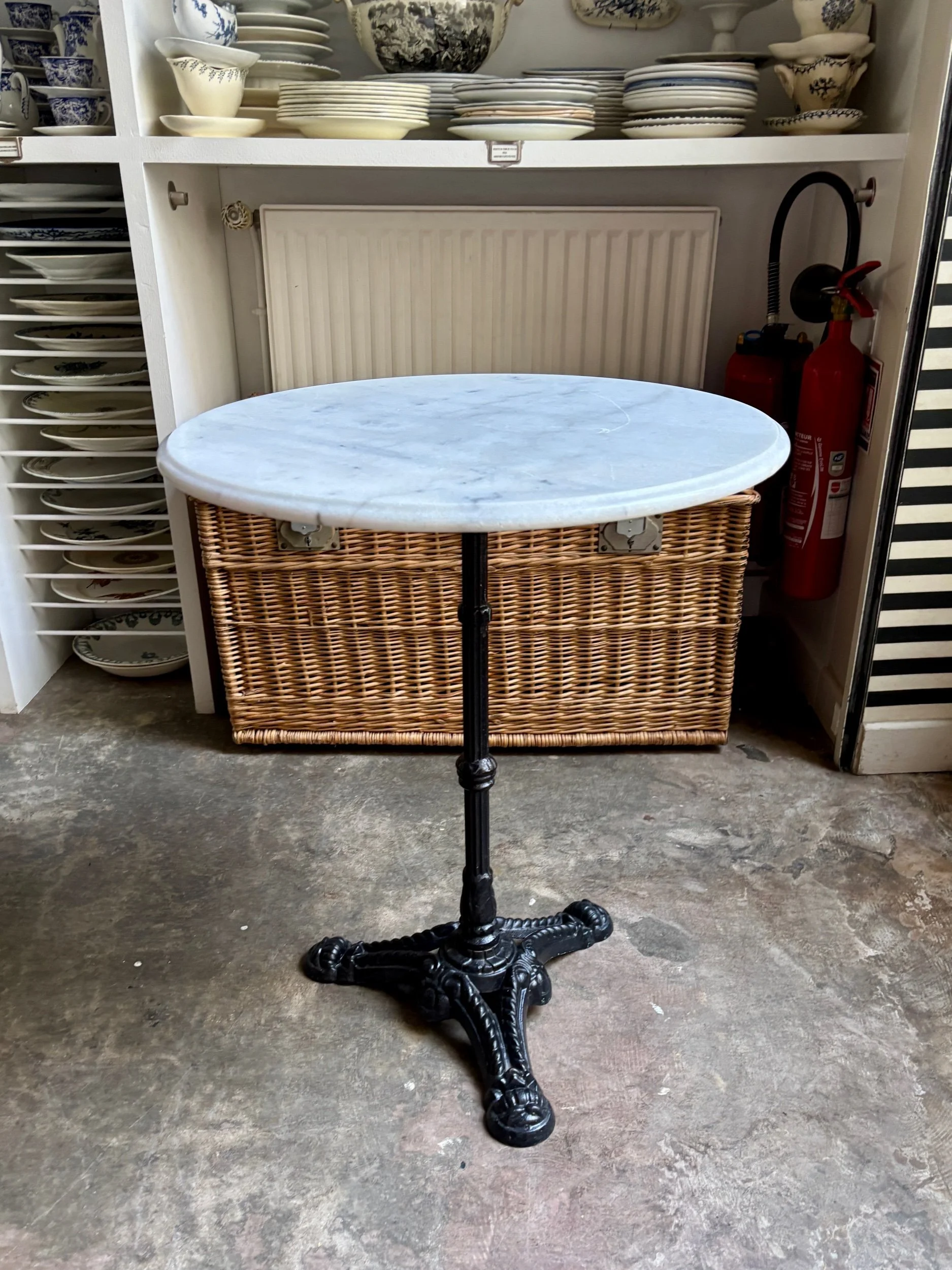 table-bistrot-marbre-blanc-fonte-fer-noir-meuble-vintage-axs-design-paris-france