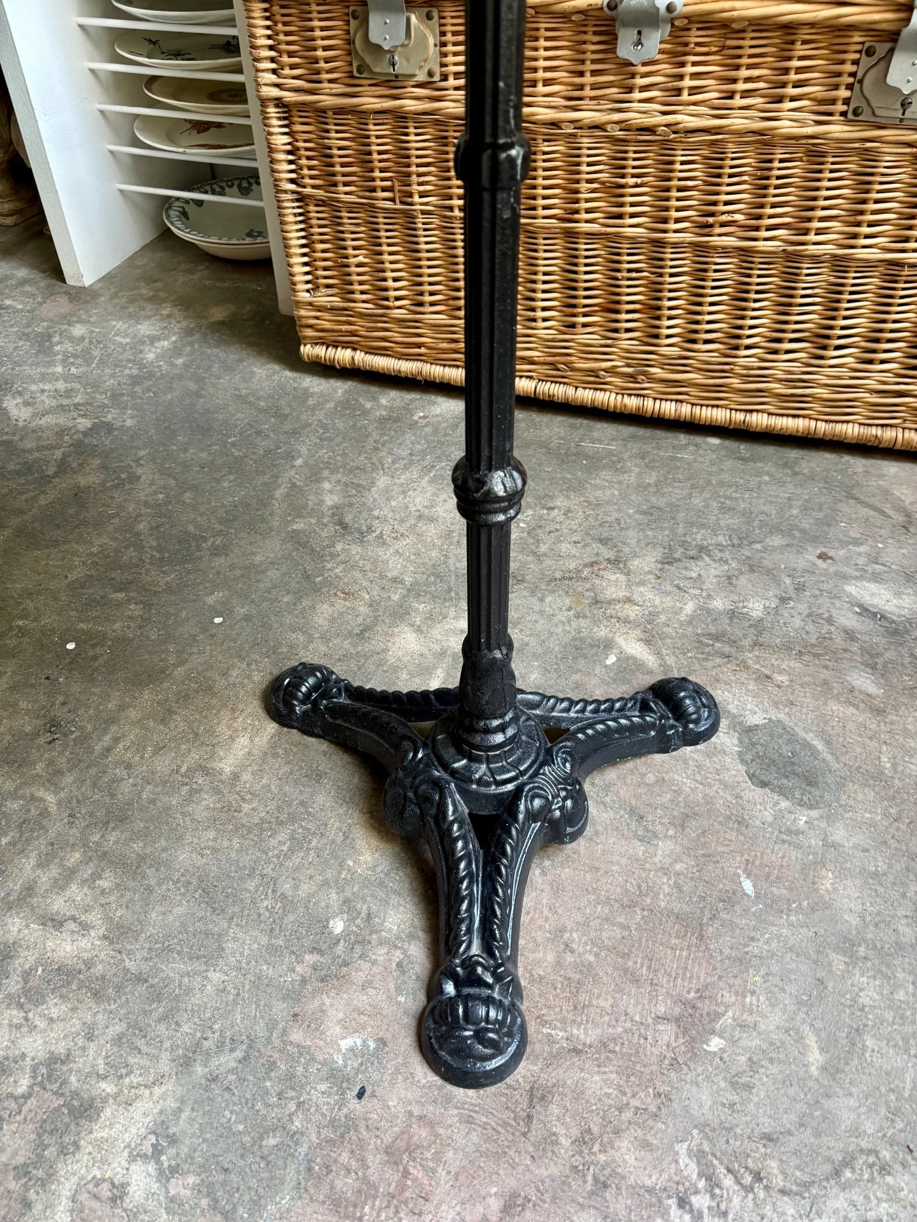 table-bistrot-marbre-blanc-fonte-fer-noir-meuble-vintage-axs-design-paris-france
