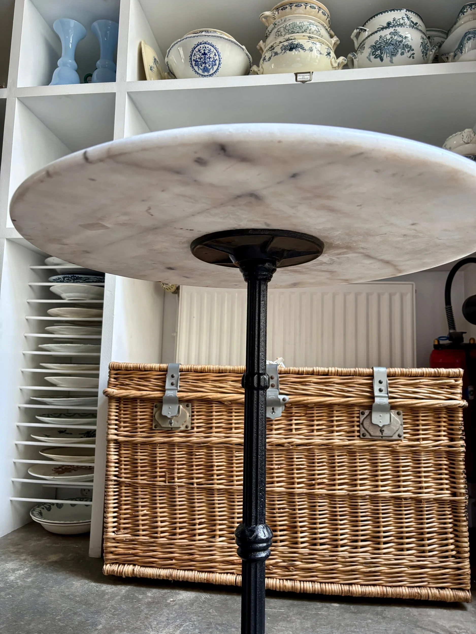 table-bistrot-marbre-blanc-fonte-fer-noir-meuble-vintage-axs-design-paris-france