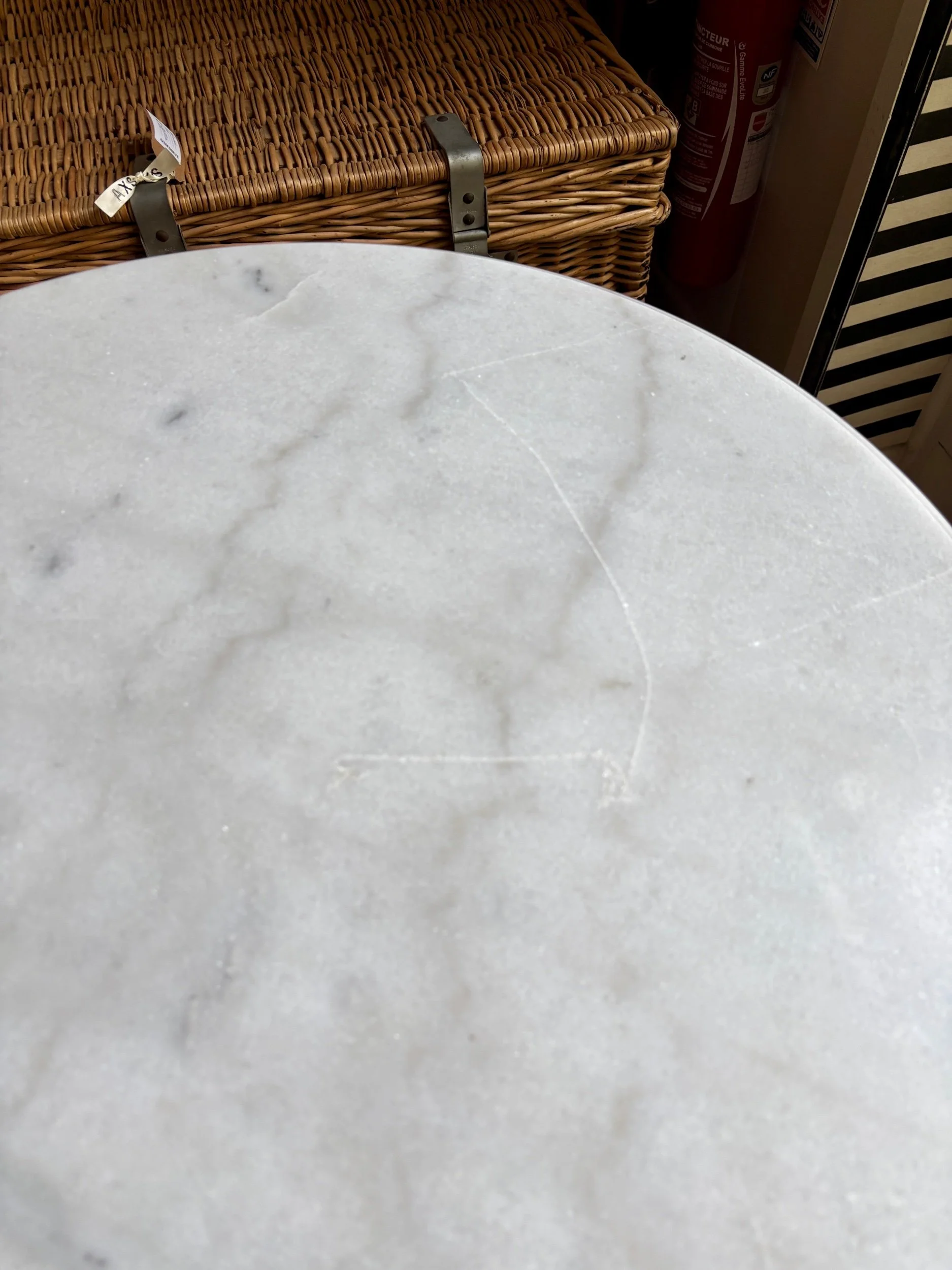 table-bistrot-marbre-blanc-fonte-fer-noir-meuble-vintage-axs-design-paris-france