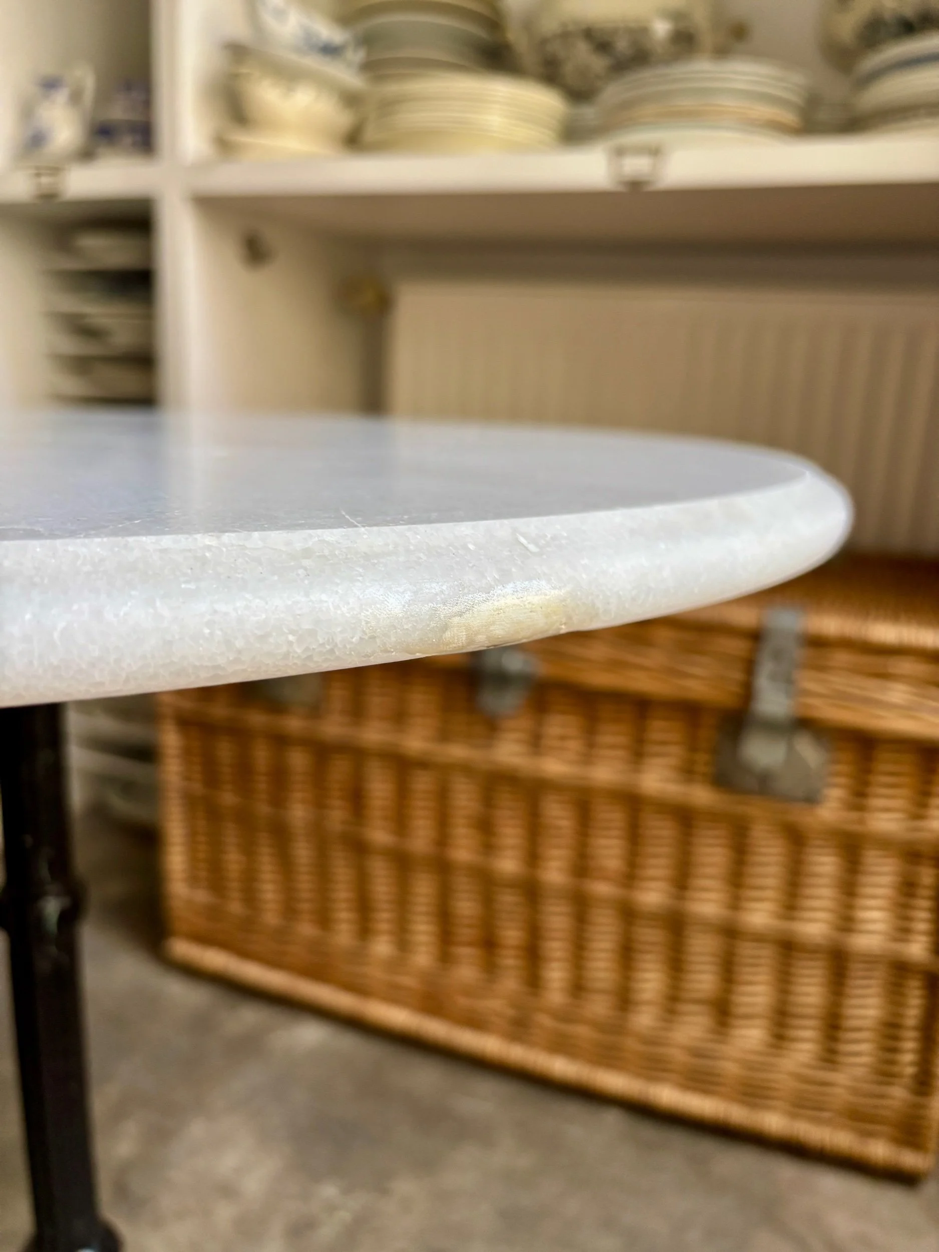 table-bistrot-marbre-blanc-fonte-fer-noir-meuble-vintage-axs-design-paris-france