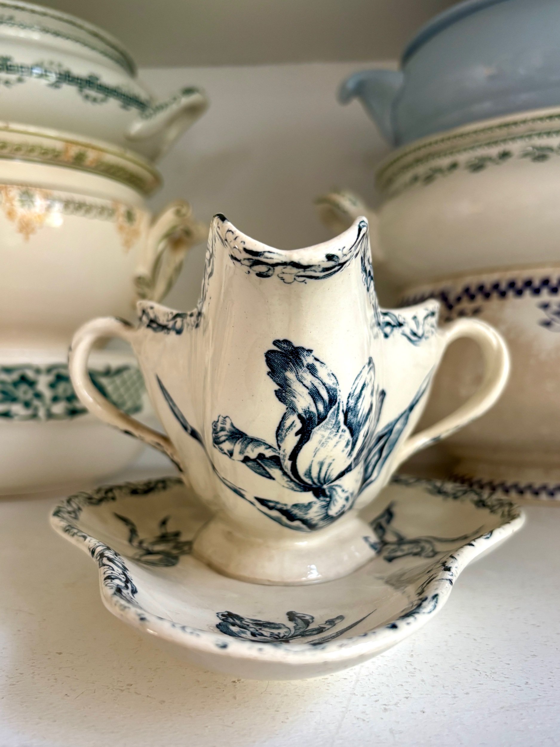 sauciere-luneville-tulipe-terre-fer-bleu-blanc-vaisselle-vintage-axs-design-paris-france