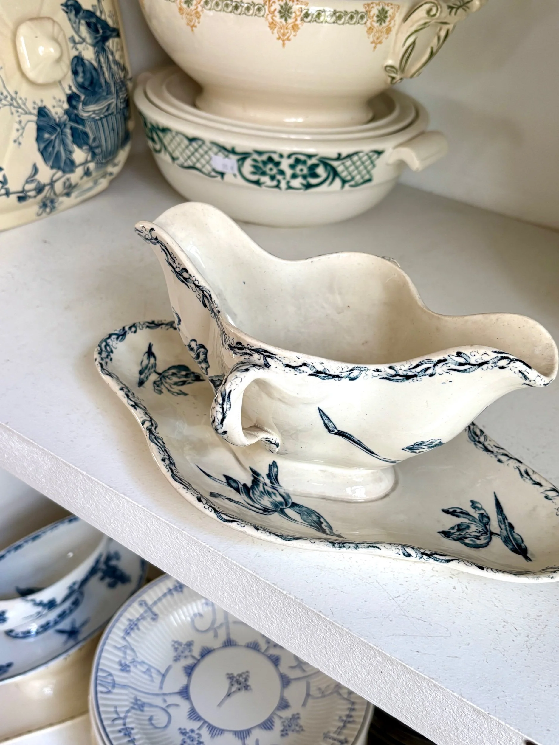 sauciere-luneville-tulipe-terre-fer-bleu-blanc-vaisselle-vintage-axs-design-paris-france