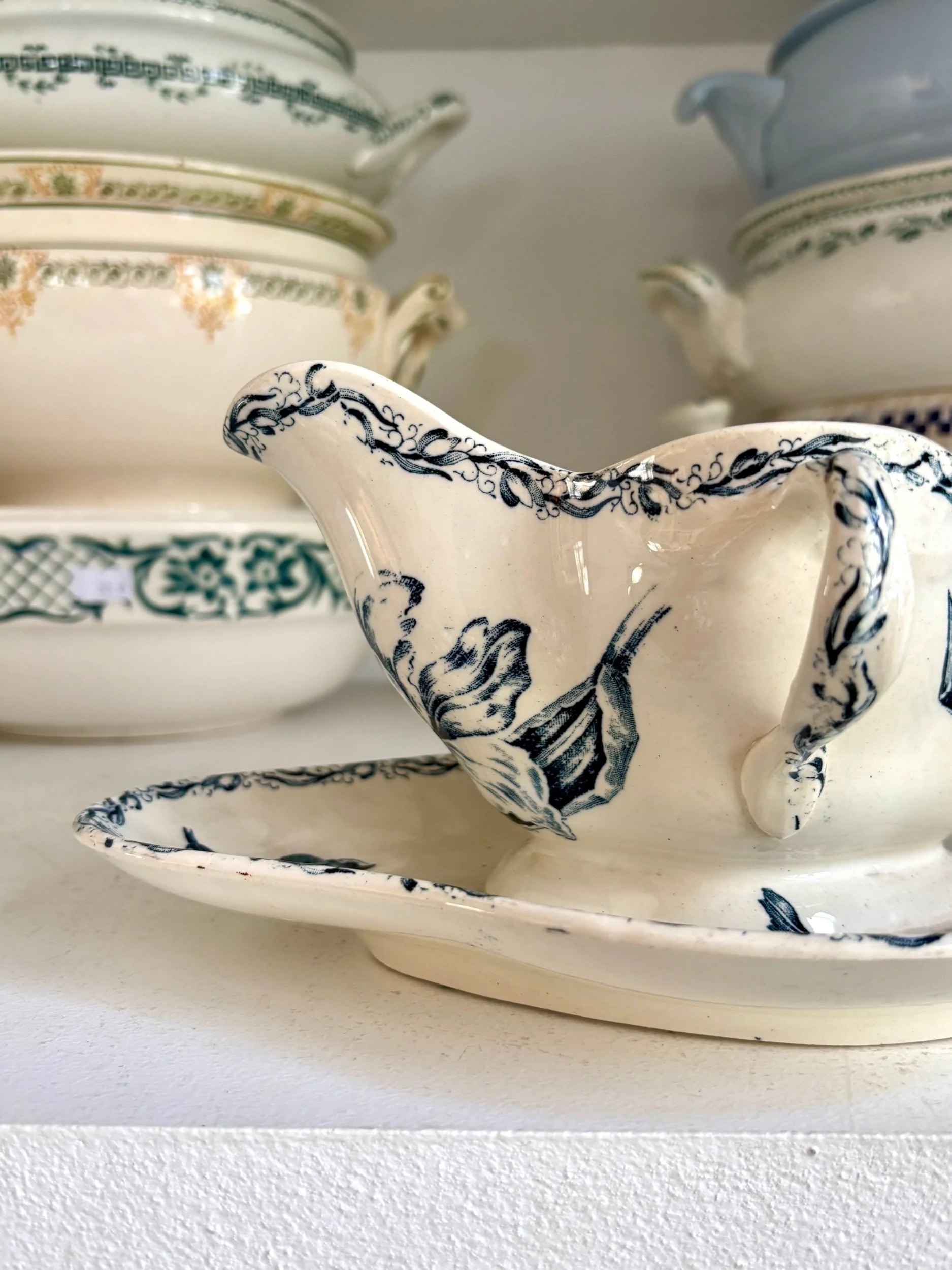 sauciere-luneville-tulipe-terre-fer-bleu-blanc-vaisselle-vintage-axs-design-paris-france