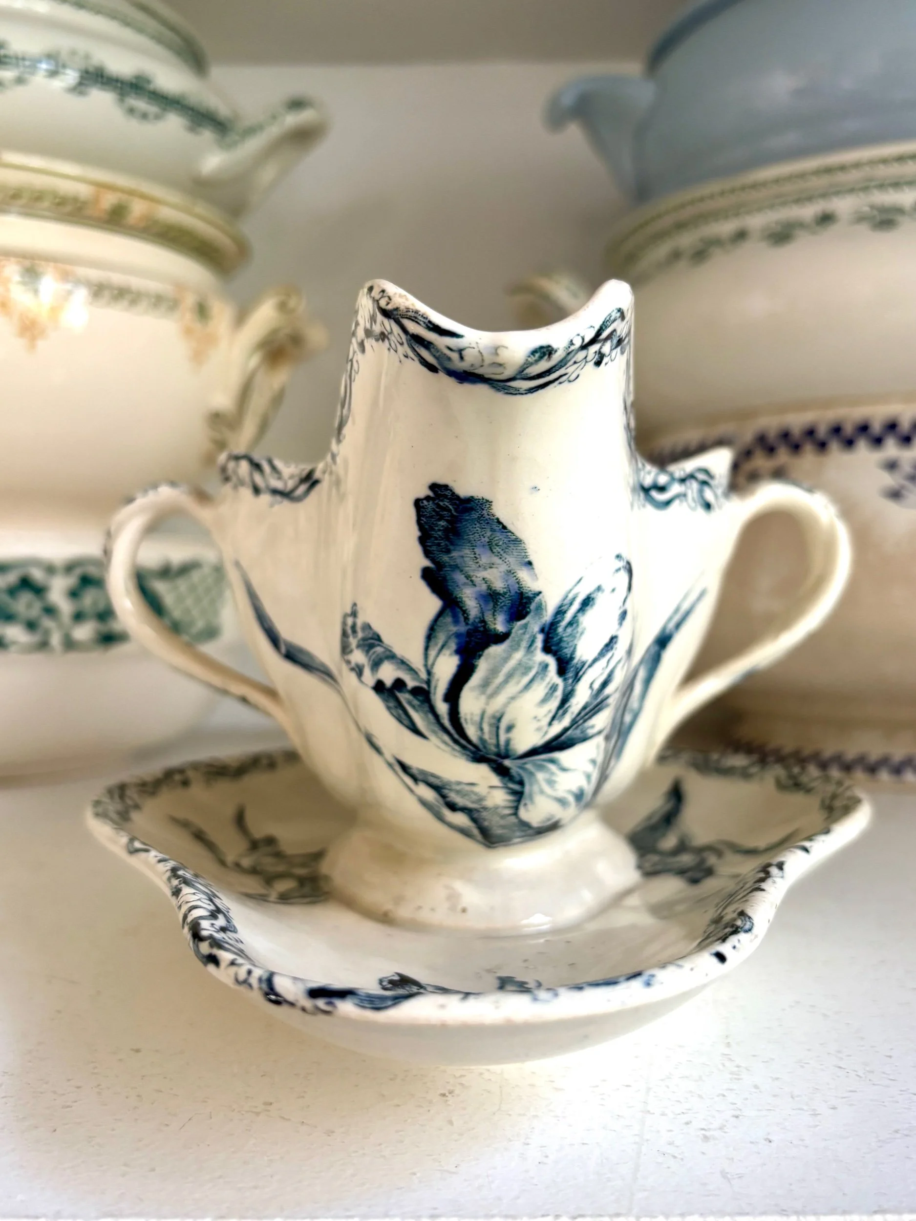 sauciere-luneville-tulipe-terre-fer-bleu-blanc-vaisselle-vintage-axs-design-paris-france
