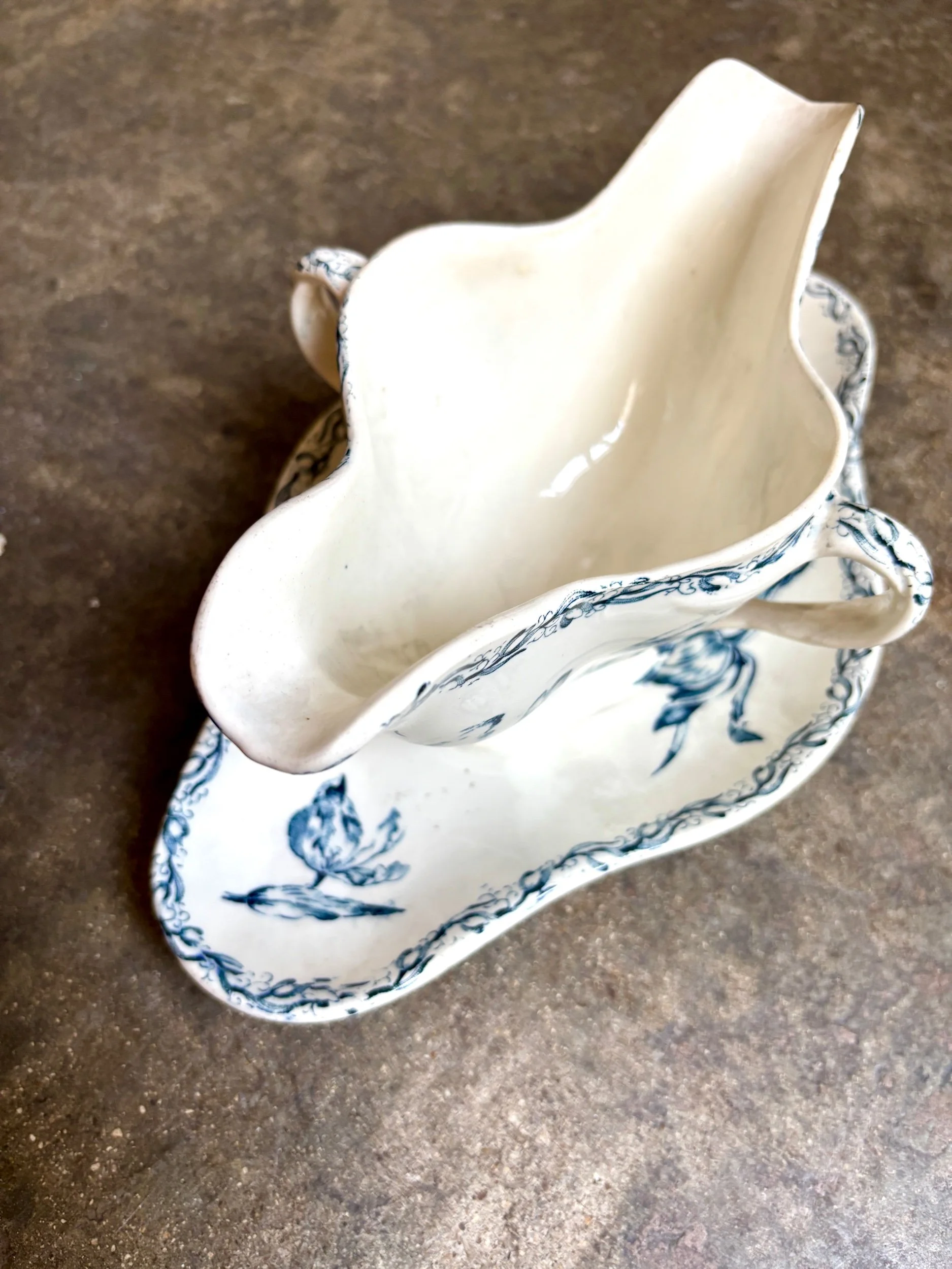 sauciere-luneville-tulipe-terre-fer-bleu-blanc-vaisselle-vintage-axs-design-paris-france