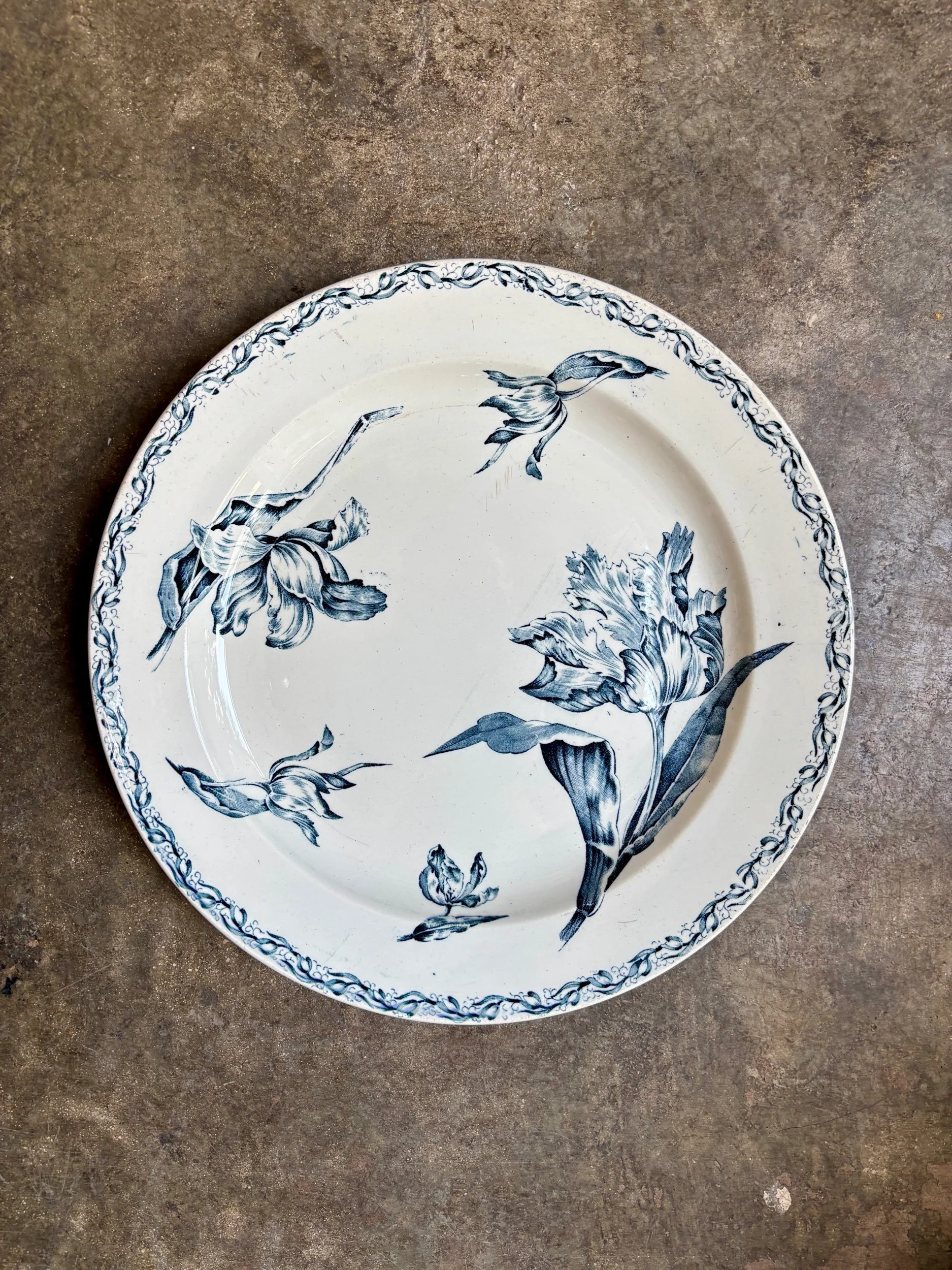 grand-plat-rond-luneville-tulipe-terre-fer-bleu-vaisselle-vintage-axs-design-paris-france