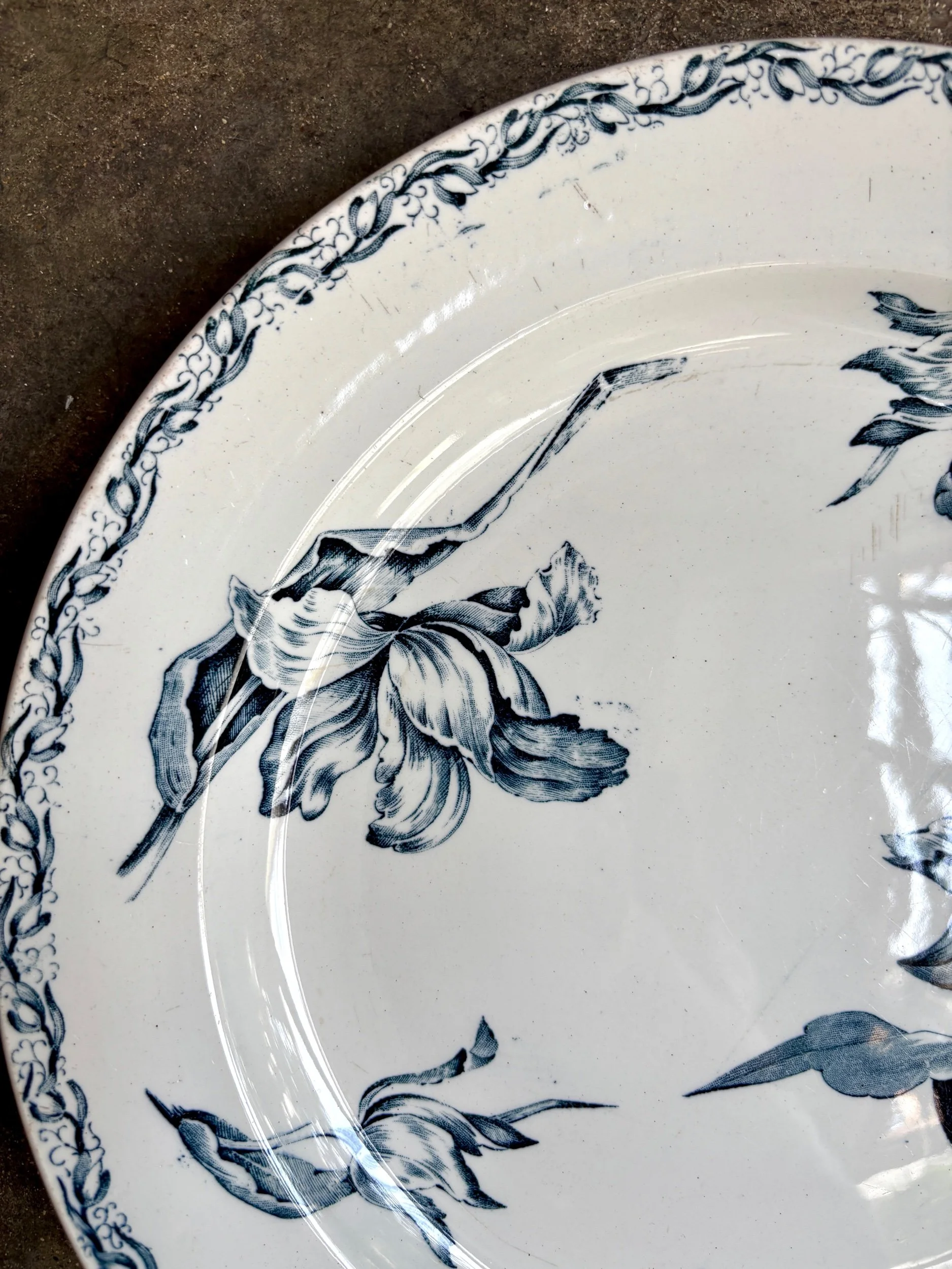 grand-plat-rond-luneville-tulipe-terre-fer-bleu-vaisselle-vintage-axs-design-paris-france