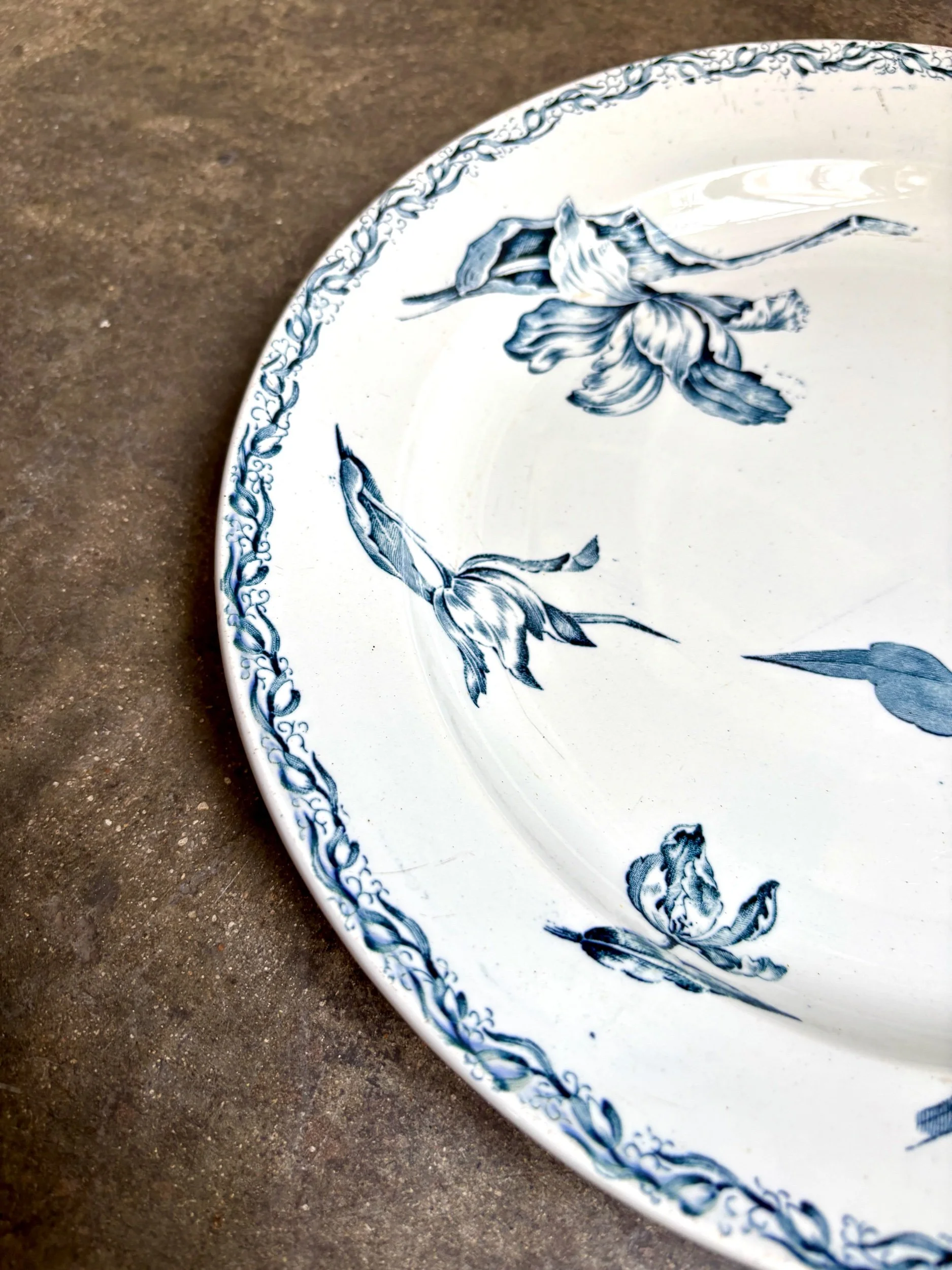 grand-plat-rond-luneville-tulipe-terre-fer-bleu-vaisselle-vintage-axs-design-paris-france