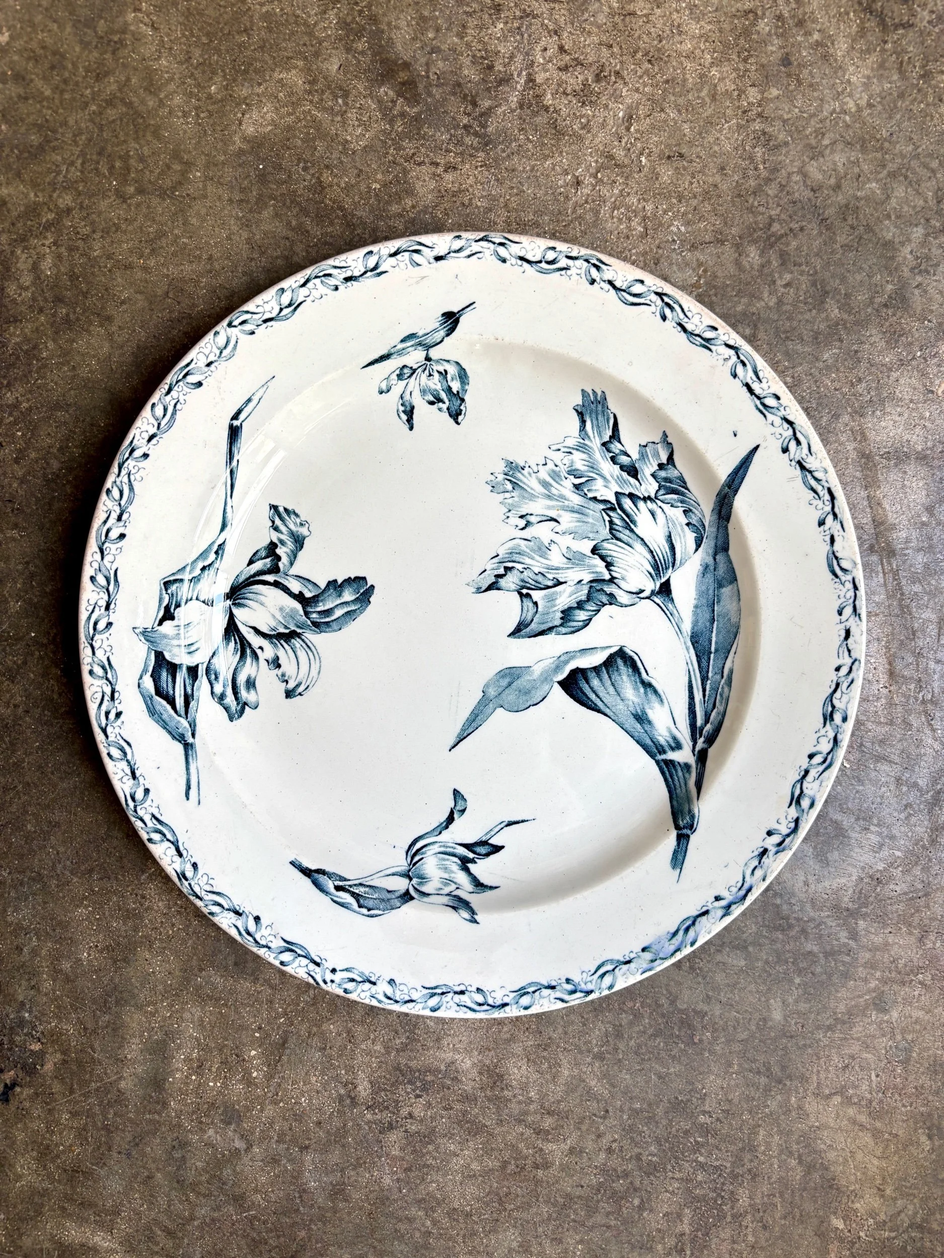 Moyen plat rond Lunéville en terre de fer bleue, service "Tulipe"
