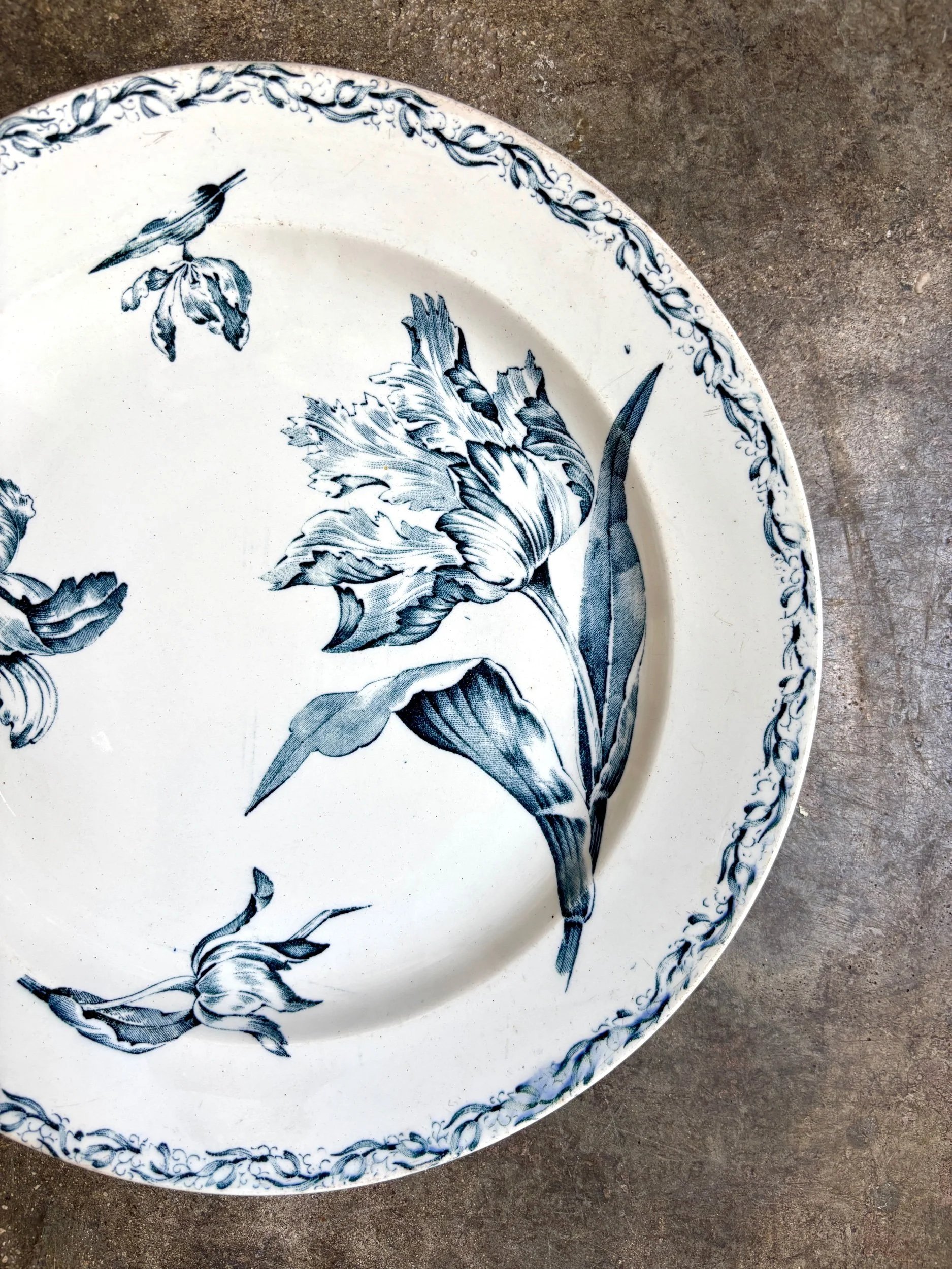 moyen-plat-rond-luneville-tulipe-terre-fer-bleu-vaisselle-vintage-axs-design-paris-france