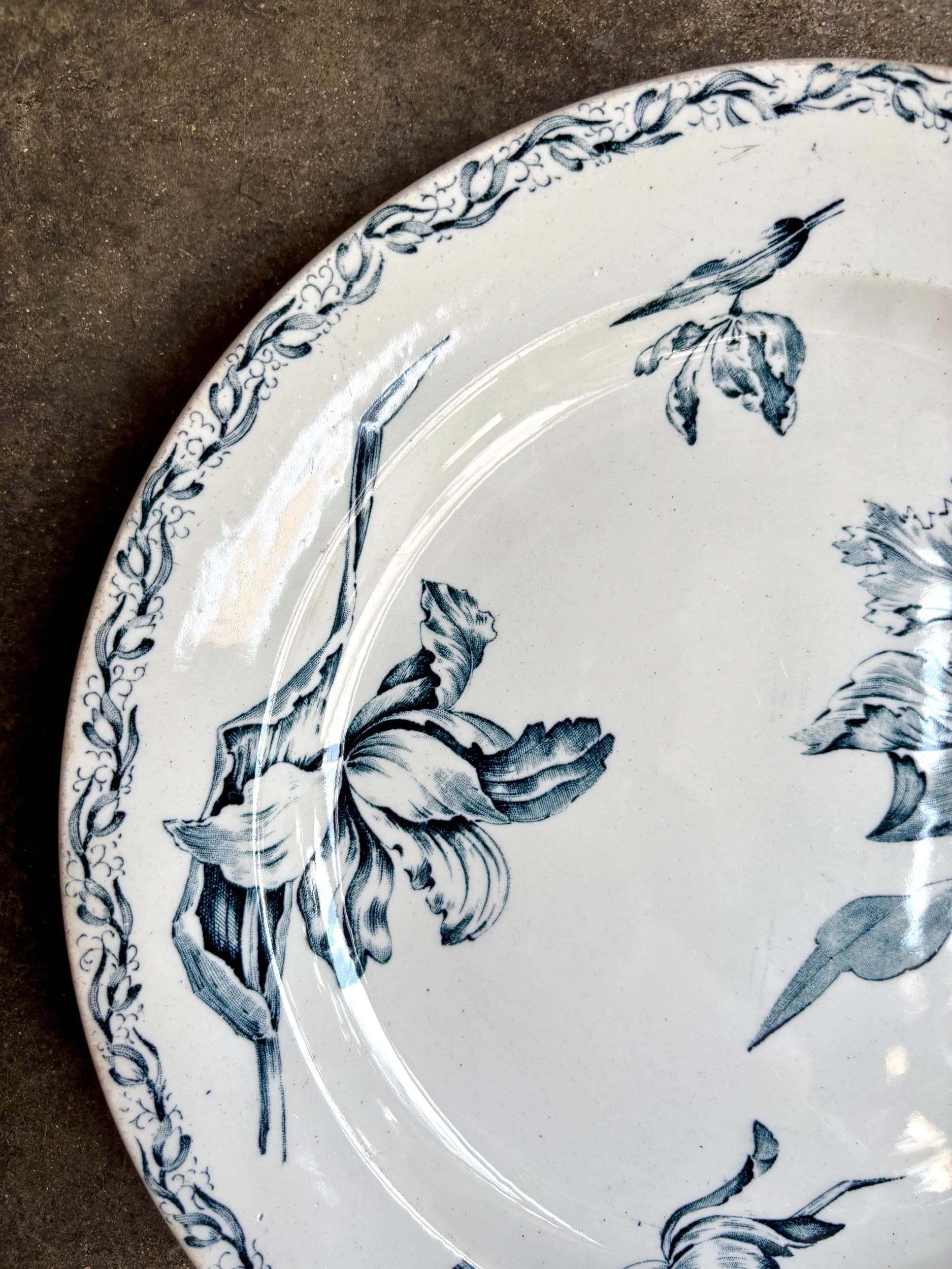 moyen-plat-rond-luneville-tulipe-terre-fer-bleu-vaisselle-vintage-axs-design-paris-france