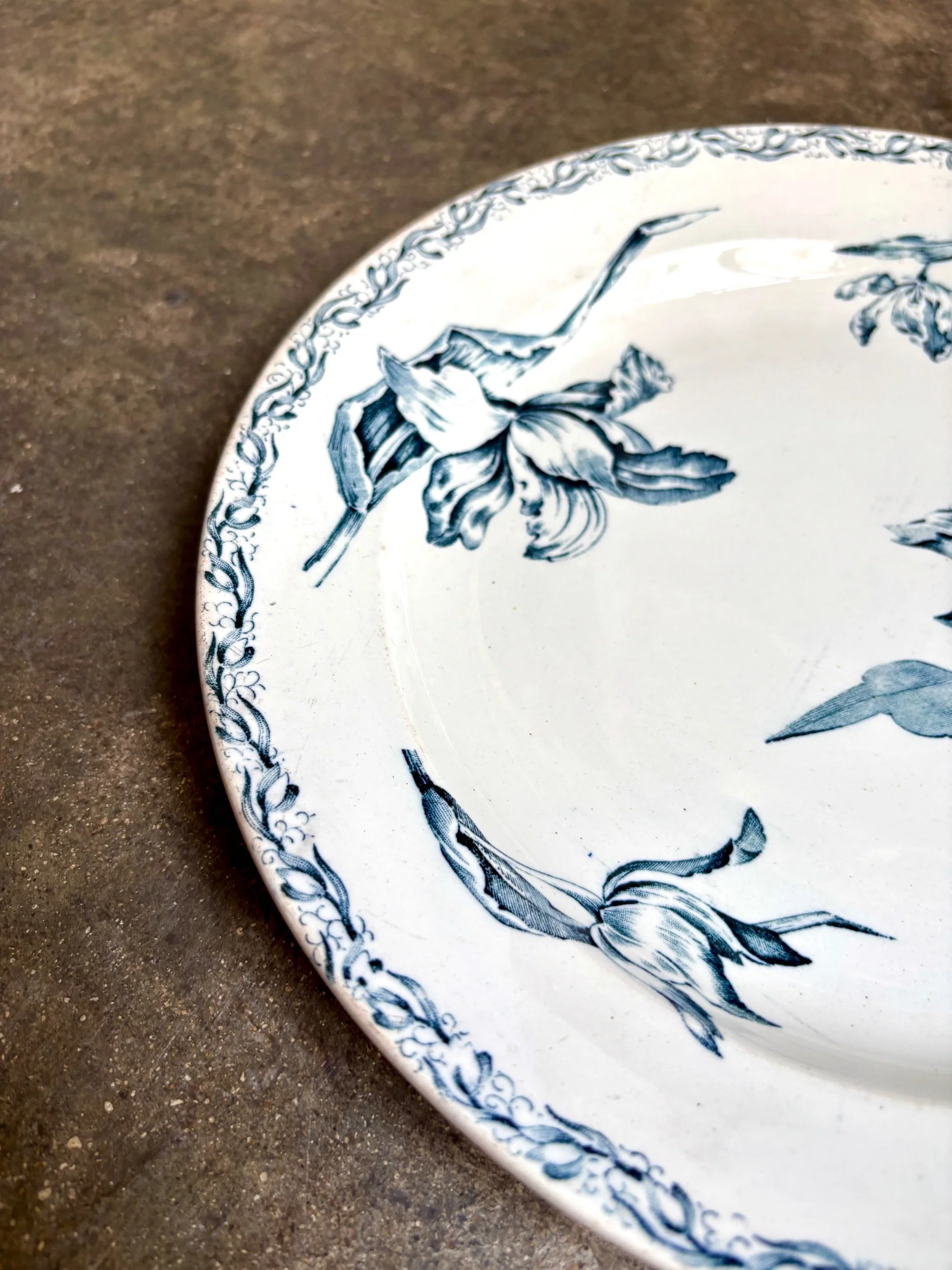 moyen-plat-rond-luneville-tulipe-terre-fer-bleu-vaisselle-vintage-axs-design-paris-france