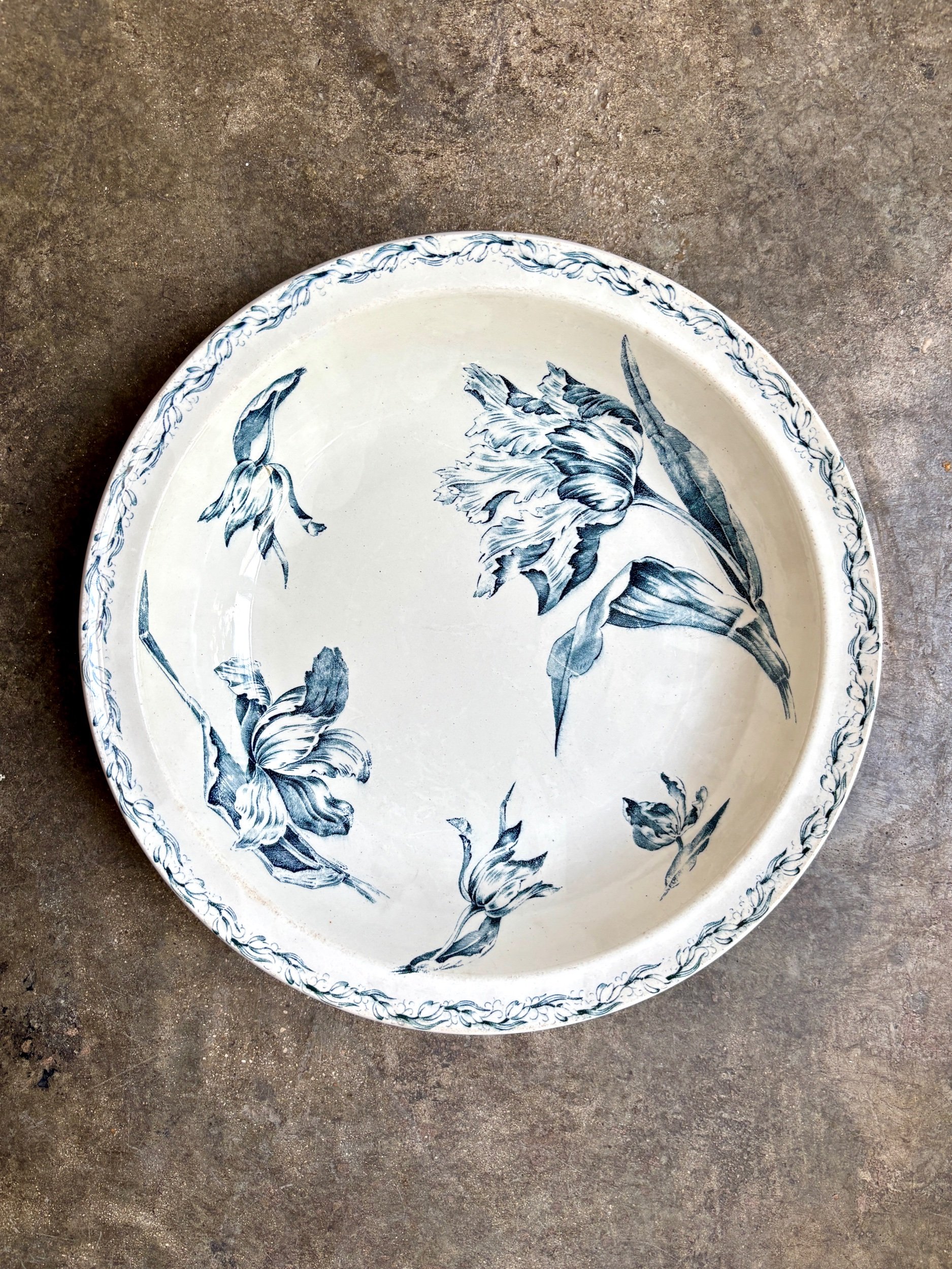 plat-rond-creux-luneville-terre-fer-tulipe-bleu-blanc-vaisselle-vintage-axs-design-paris-france