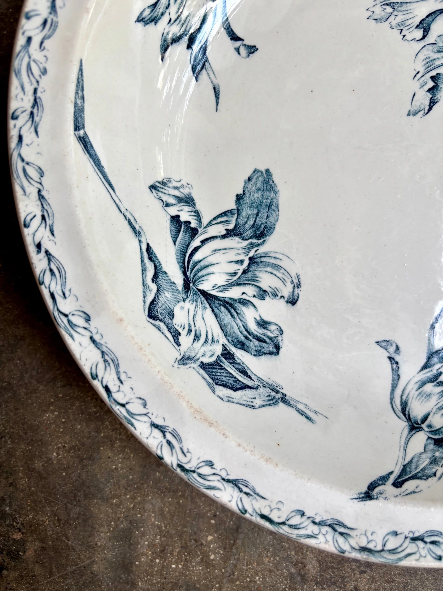 plat-rond-creux-luneville-terre-fer-tulipe-bleu-blanc-vaisselle-vintage-axs-design-paris-france