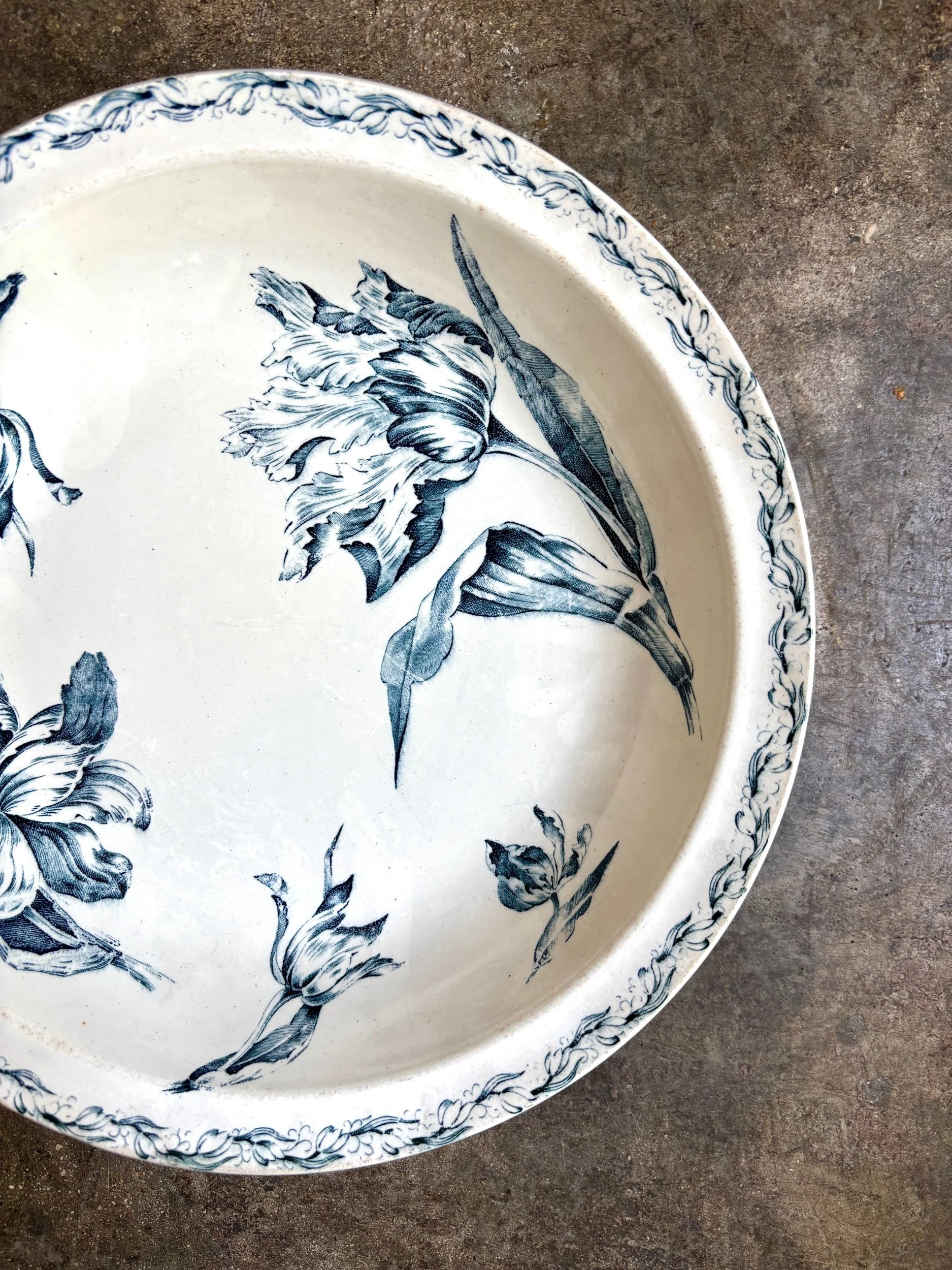 plat-rond-creux-luneville-terre-fer-tulipe-bleu-blanc-vaisselle-vintage-axs-design-paris-france