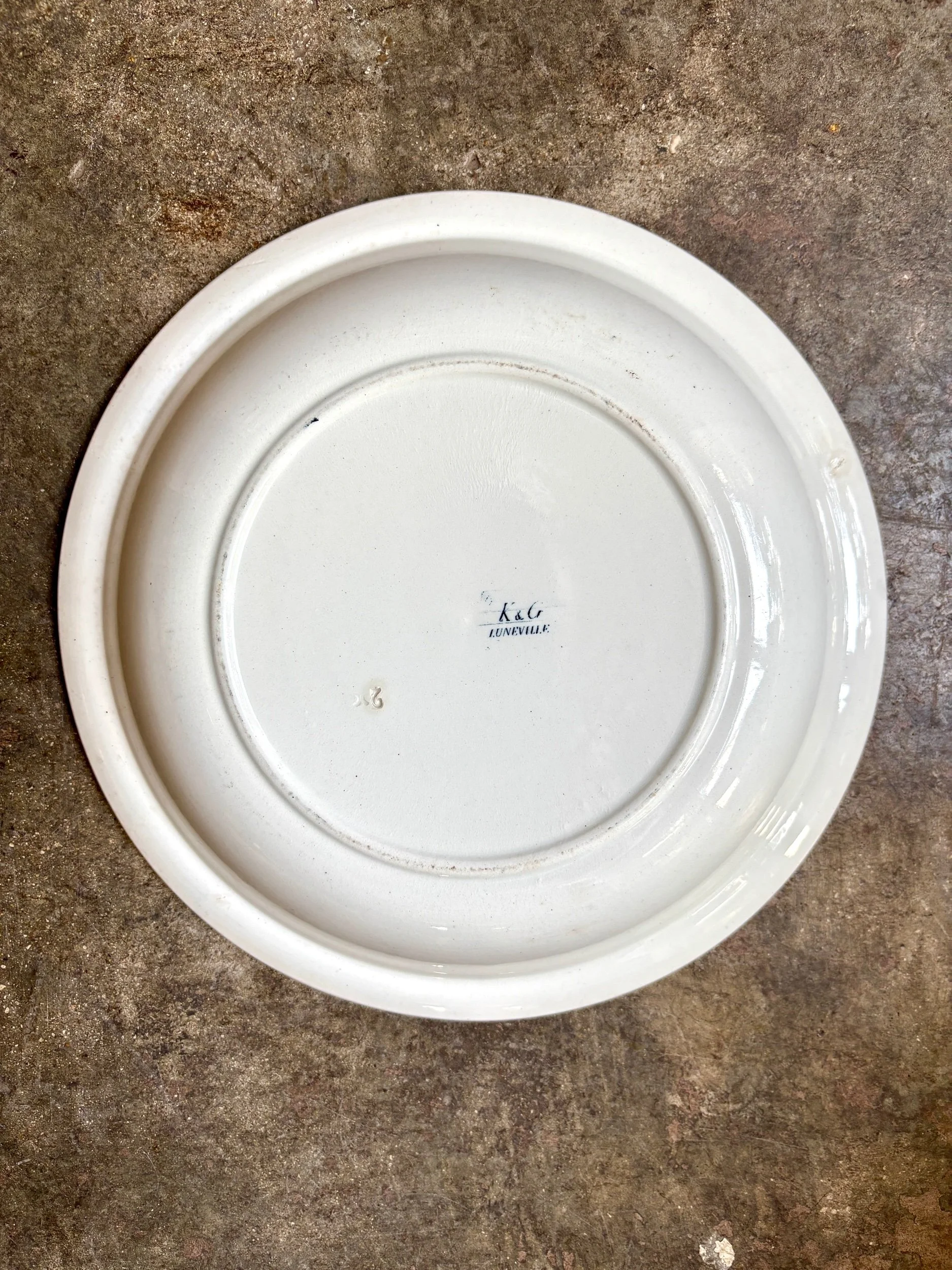 plat-rond-creux-luneville-terre-fer-tulipe-bleu-blanc-vaisselle-vintage-axs-design-paris-france