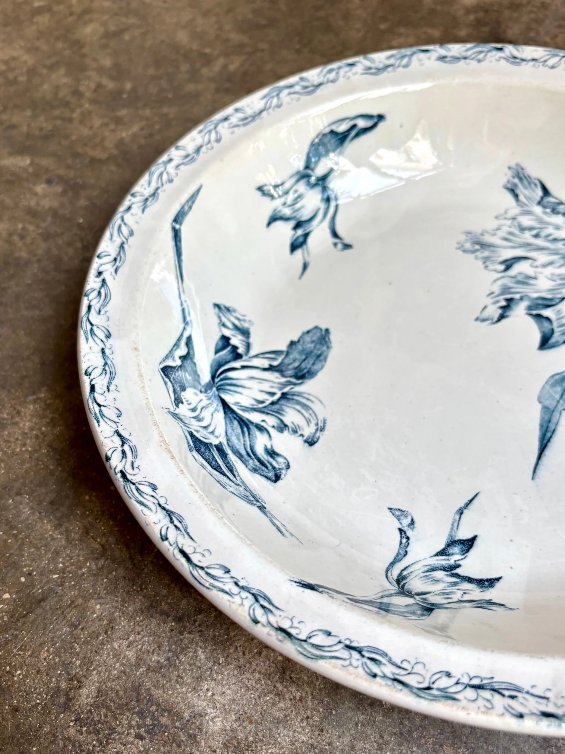 plat-rond-creux-luneville-terre-fer-tulipe-bleu-blanc-vaisselle-vintage-axs-design-paris-france