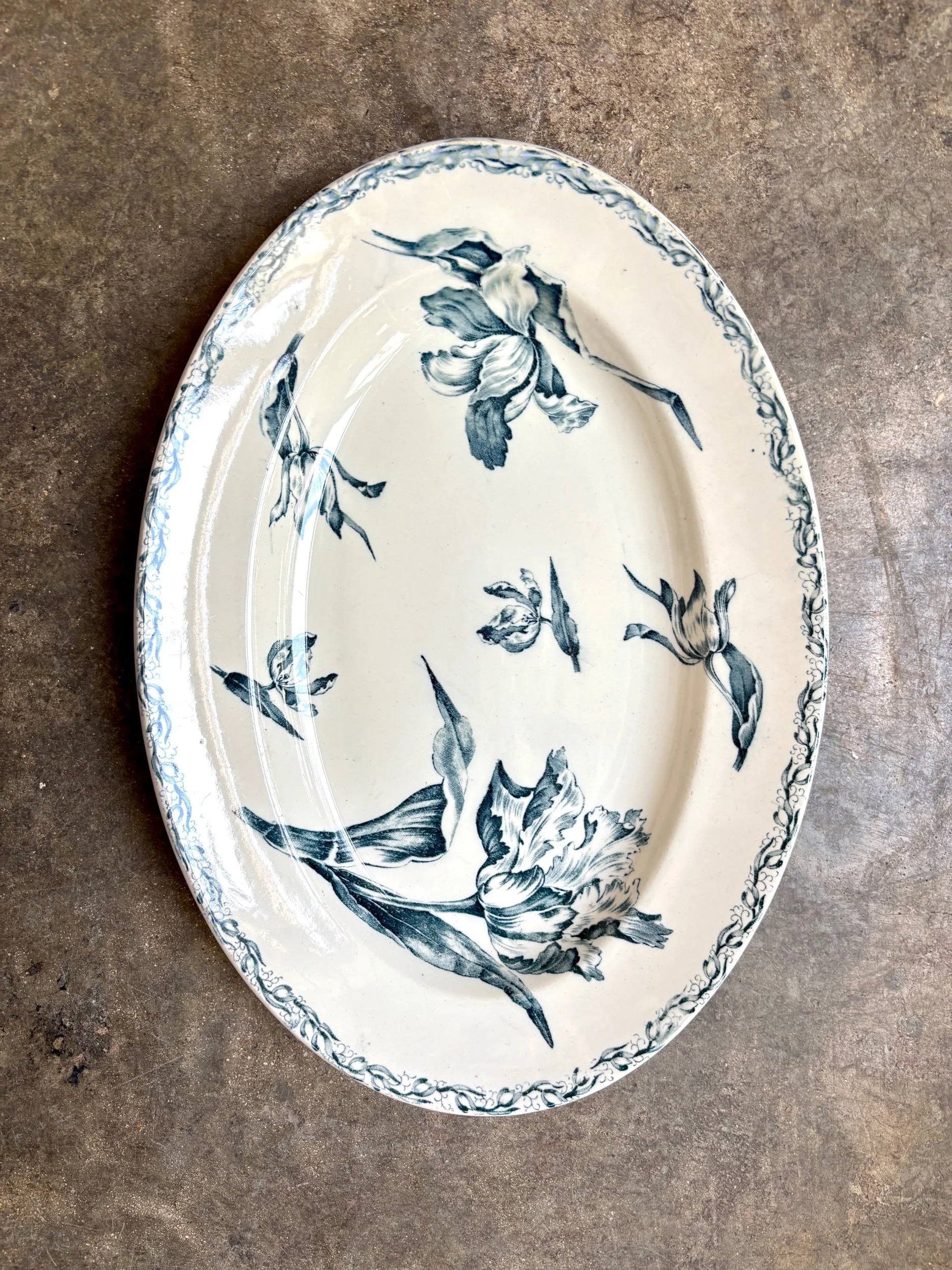 Grand plat ovale Lunéville en terre de fer bleue, service "Tulipe"
