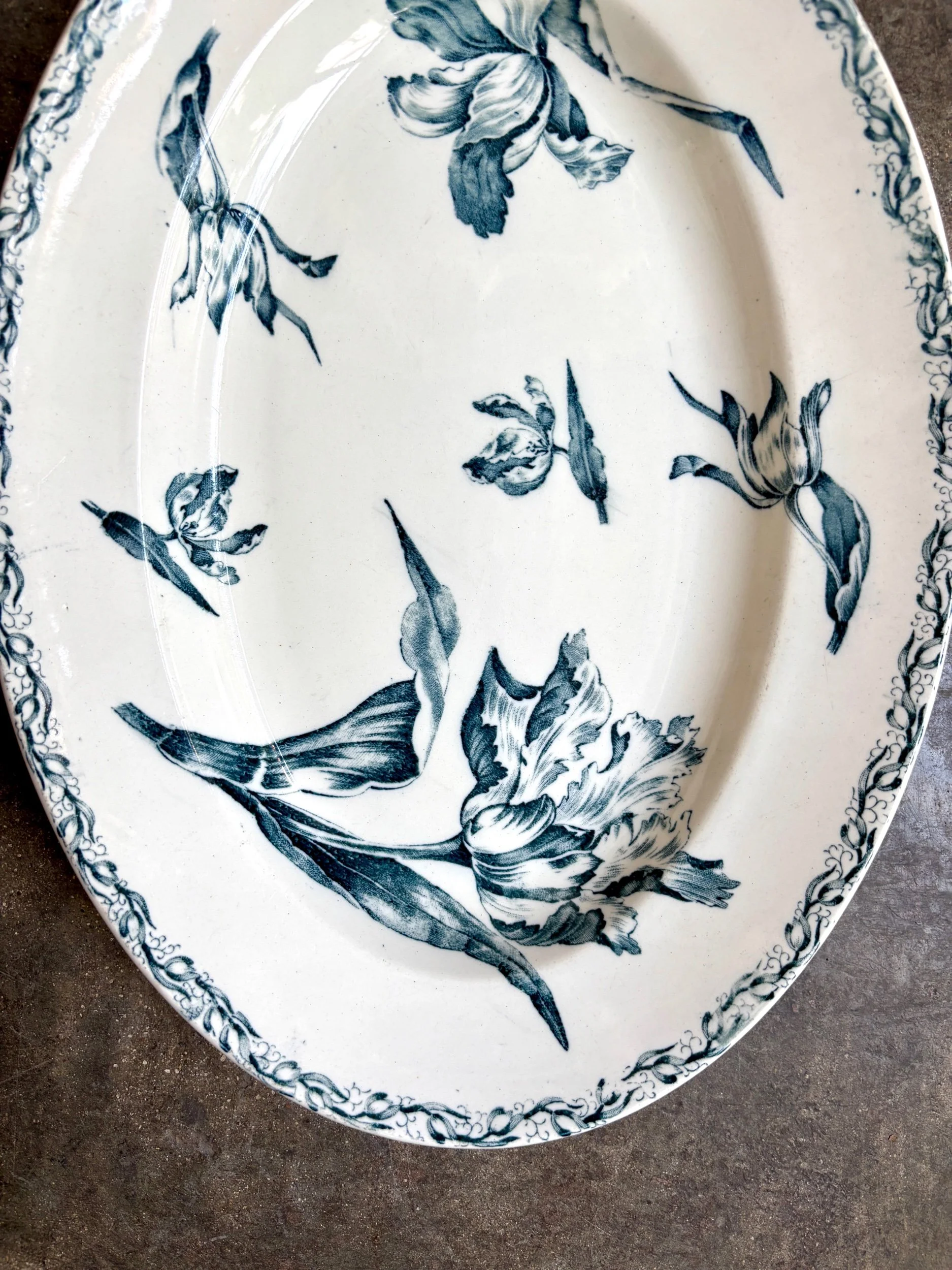 grand-plat-ovale-luneville-tulipe-terre-fer-blanc-bleu-vaisselle-vintage-axs-design-paris-france