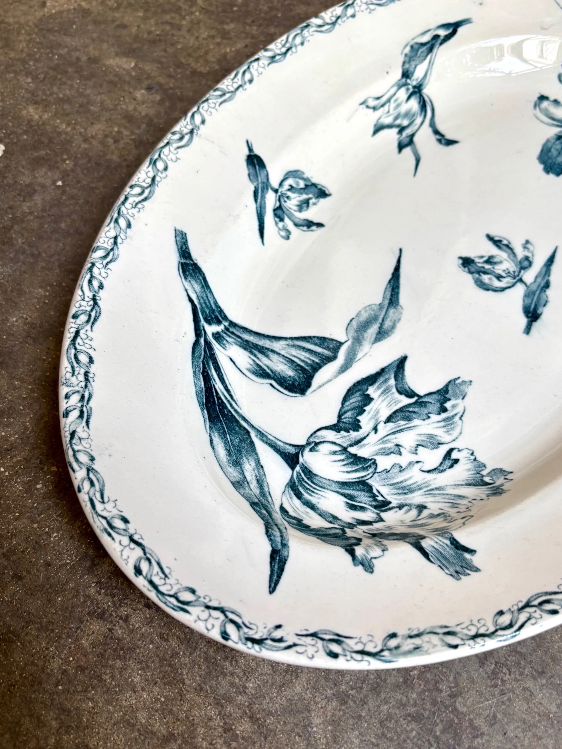 grand-plat-ovale-luneville-tulipe-terre-fer-blanc-bleu-vaisselle-vintage-axs-design-paris-france