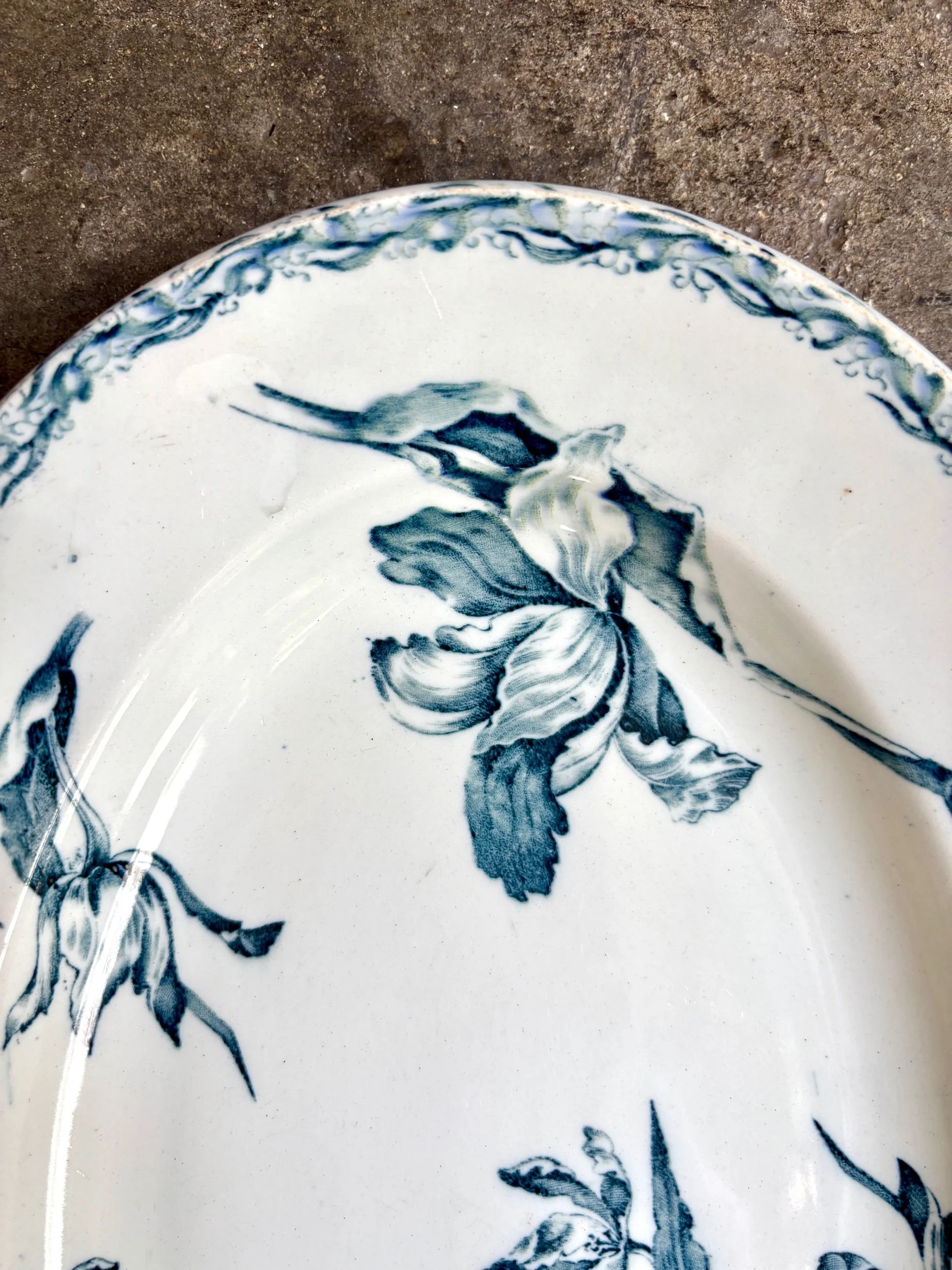 grand-plat-ovale-luneville-tulipe-terre-fer-blanc-bleu-vaisselle-vintage-axs-design-paris-france