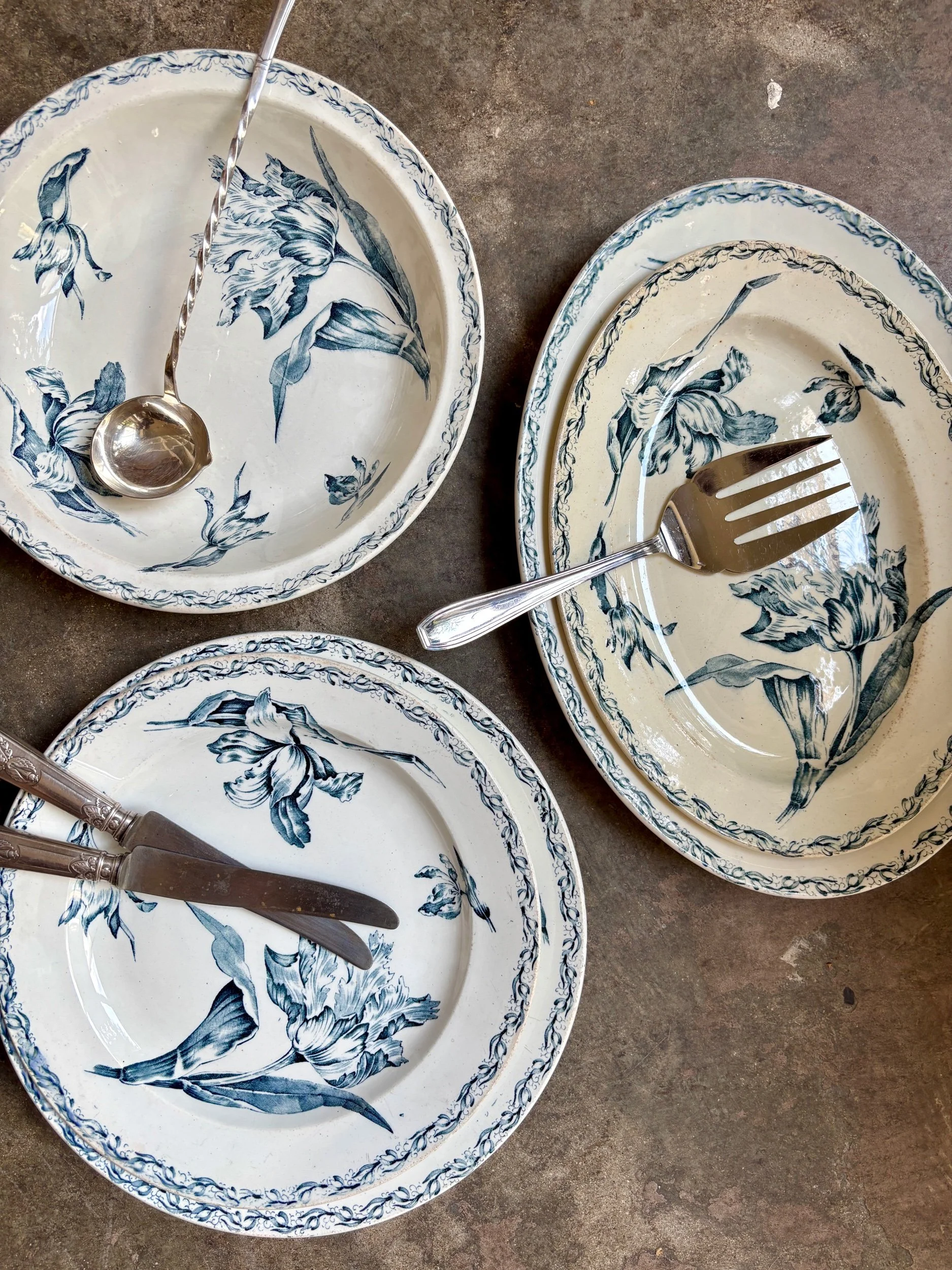 grand-plat-ovale-luneville-tulipe-terre-fer-blanc-bleu-vaisselle-vintage-axs-design-paris-france