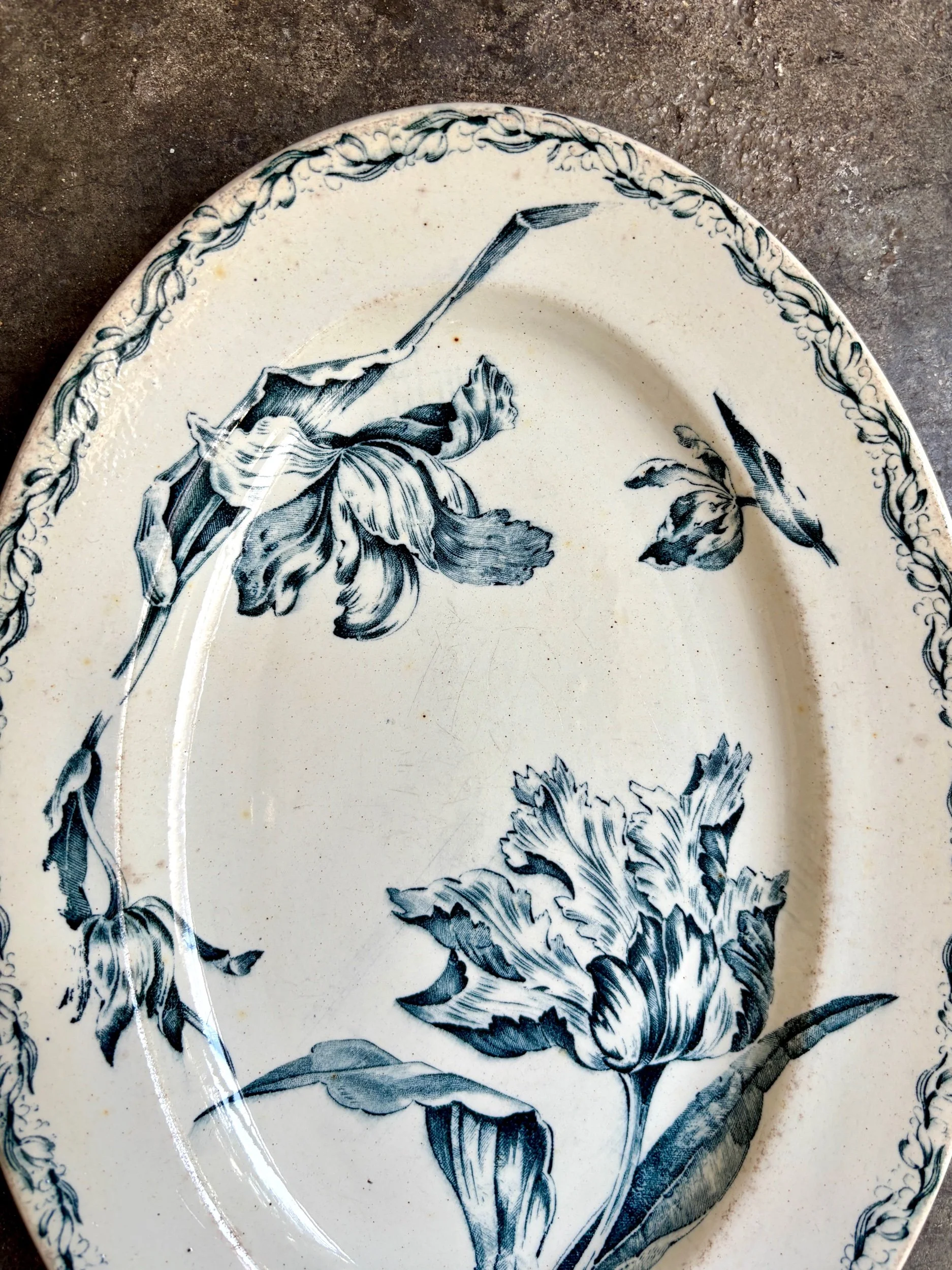Moyen plat ovale Lunéville en terre de fer bleue, service "Tulipe"