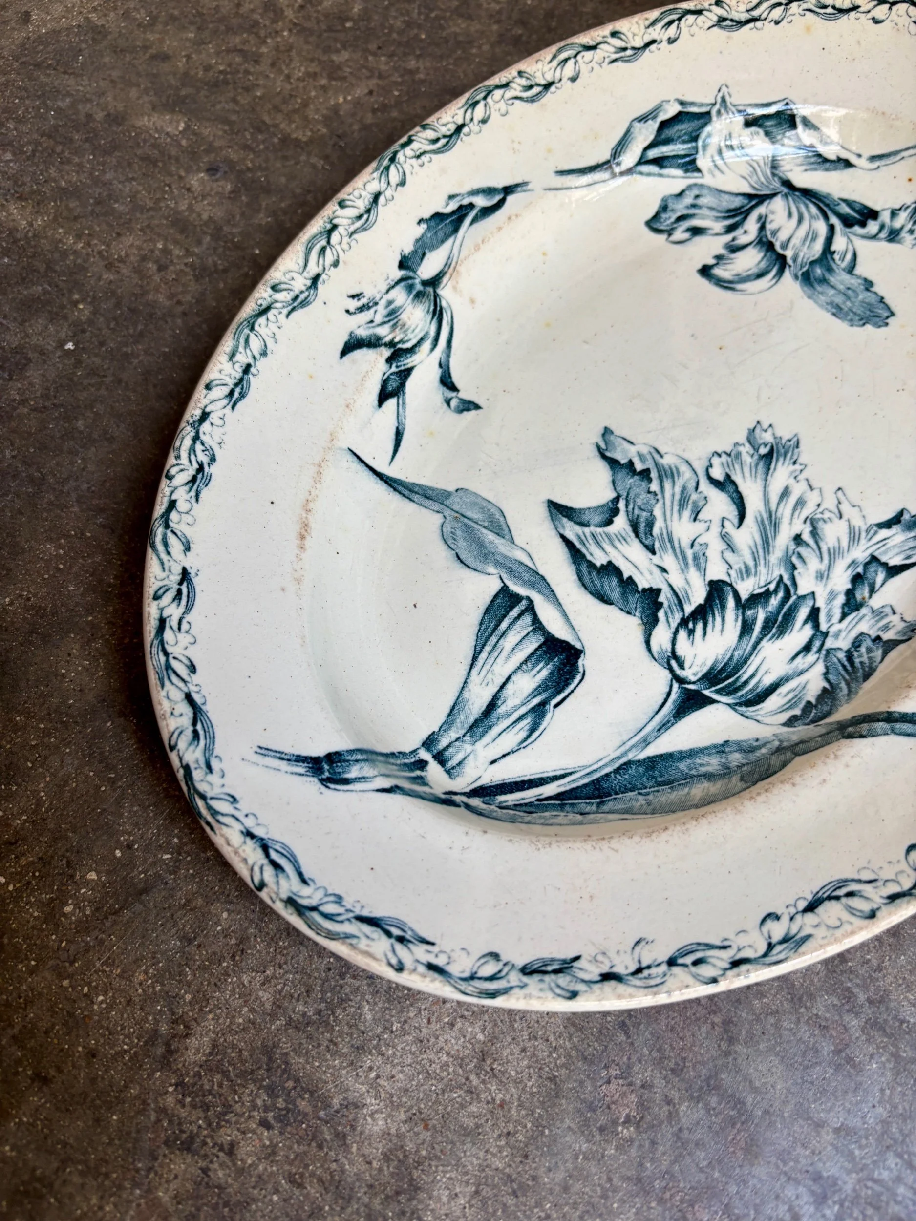 moyen-plat-ovale-luneville-tulipe-terre-fer-blanc-bleu-vaisselle-vintage-axs-design-paris-france
