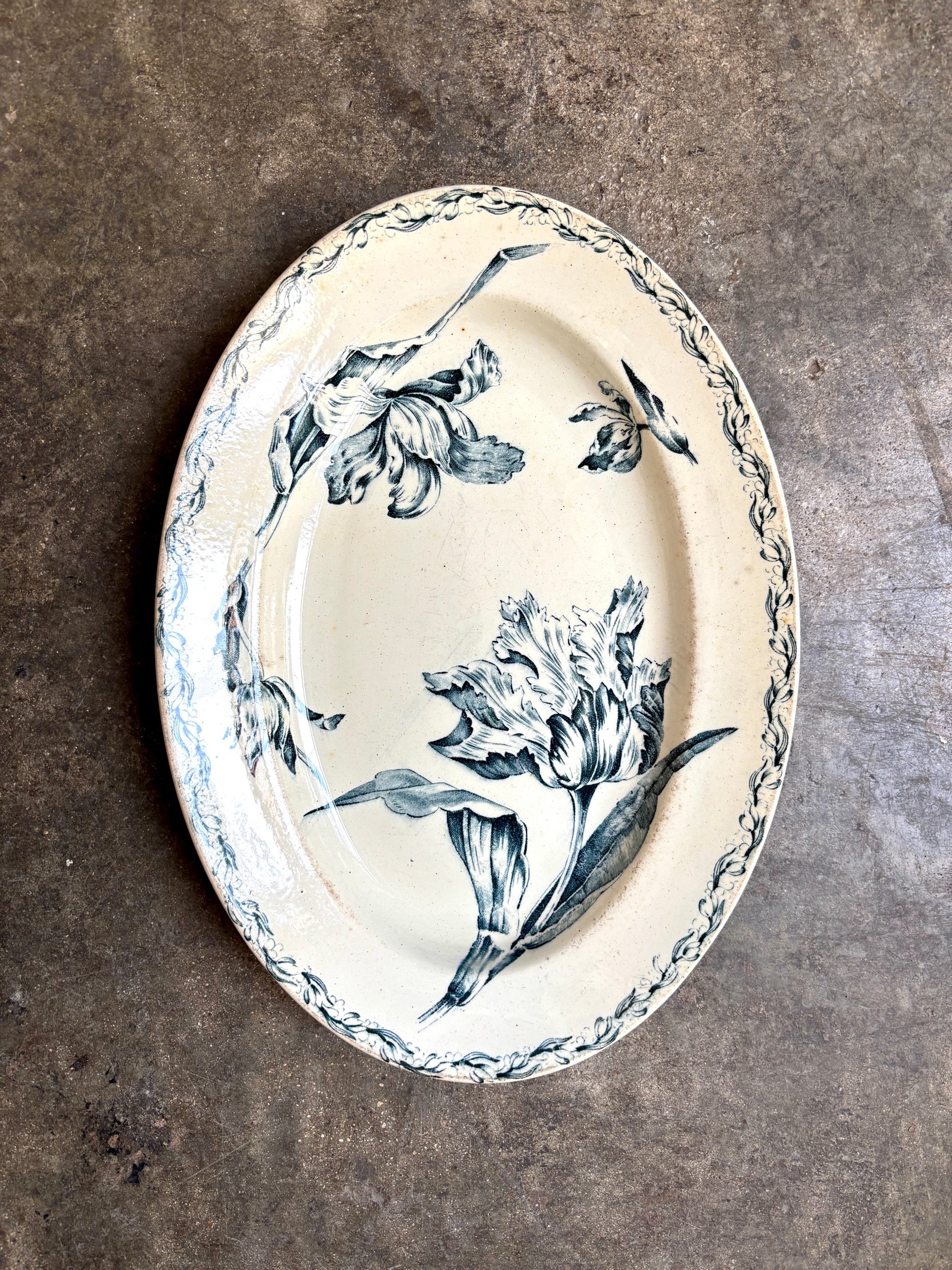 moyen-plat-ovale-luneville-tulipe-terre-fer-blanc-bleu-vaisselle-vintage-axs-design-paris-france