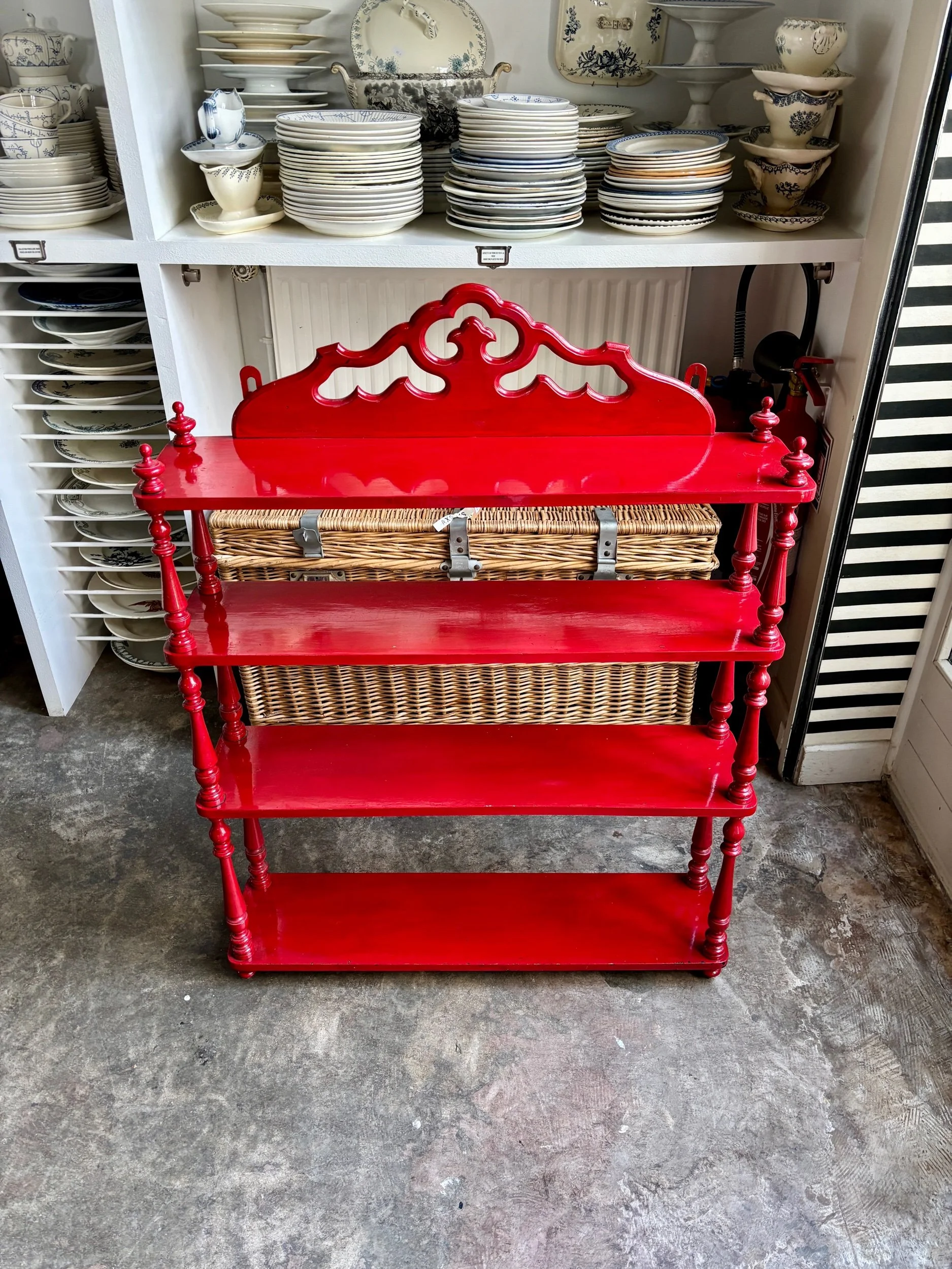 etagere-murale-bois-rouge-meuble-rangement-vintage-axs-design-paris-france